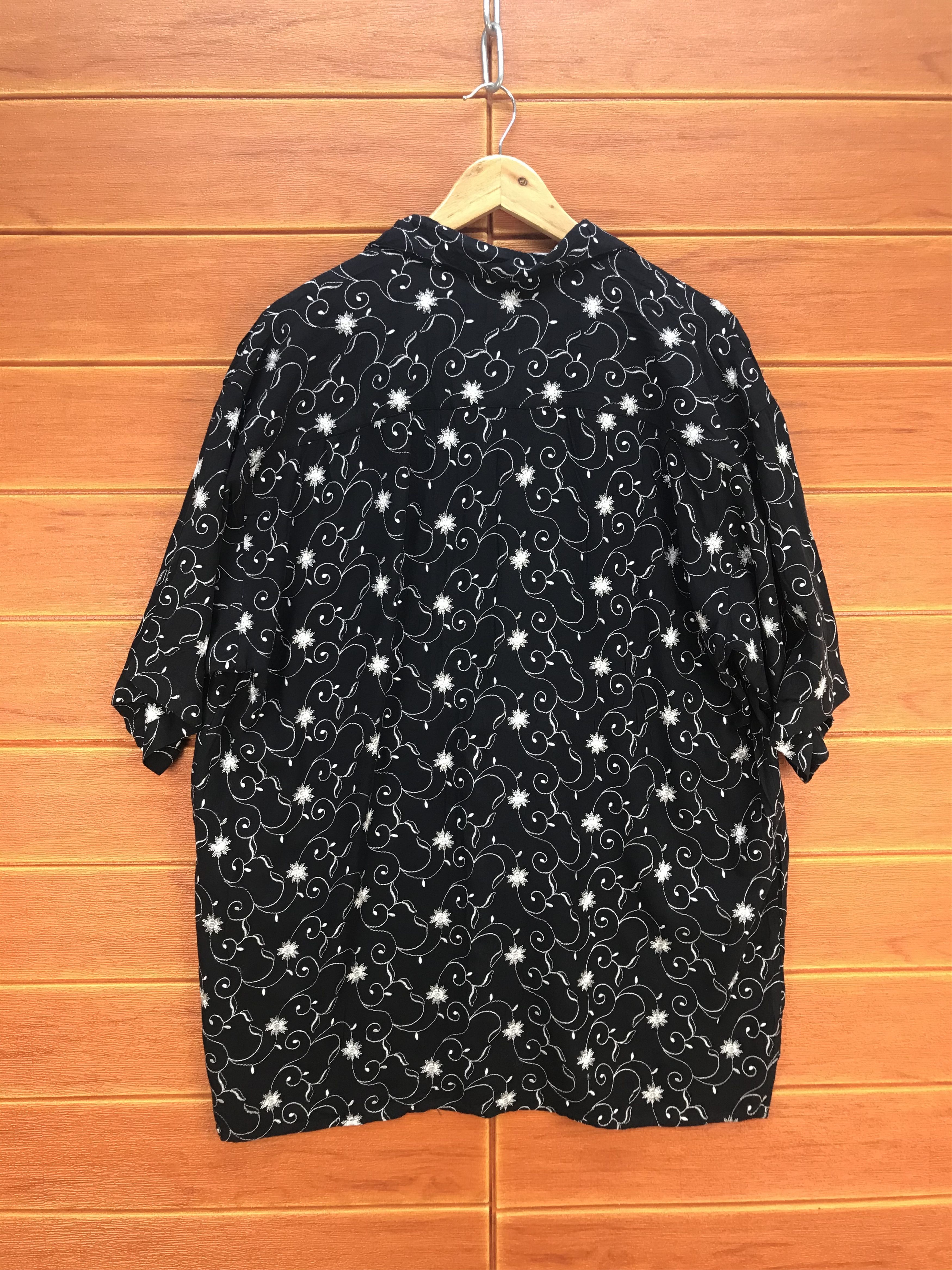Vintage Vintage Bobby Chan Flowers Embroidered Hawaiian Shirt Size US L / EU 52-54 / 3 - 8 Thumbnail