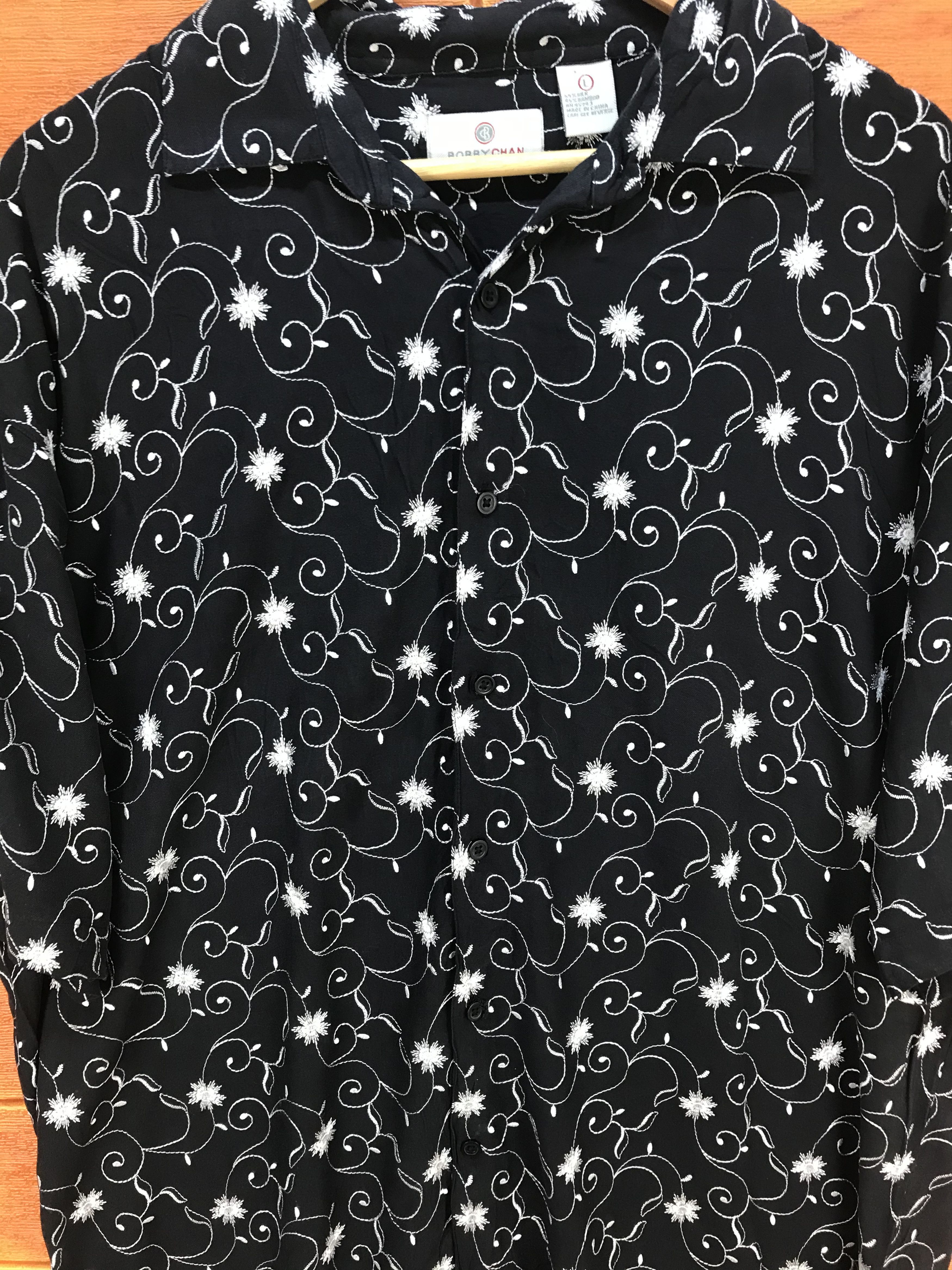 Vintage Vintage Bobby Chan Flowers Embroidered Hawaiian Shirt Size US L / EU 52-54 / 3 - 2 Thumbnail