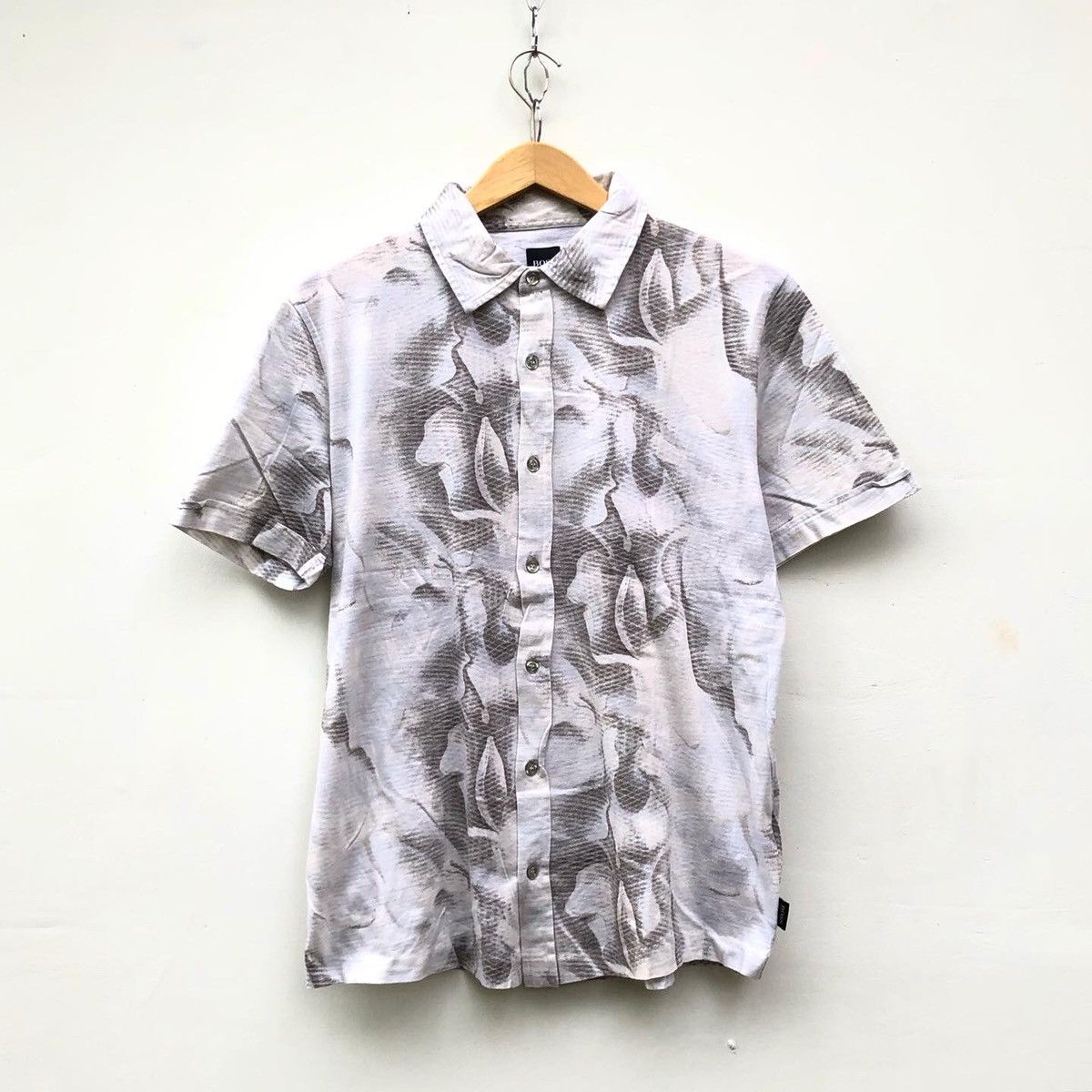 Hugo Boss HUGO BOSS BUTTON SHIRT MADE IN ITALY Size US M / EU 48-50 / 2 - 1 Thumbnail