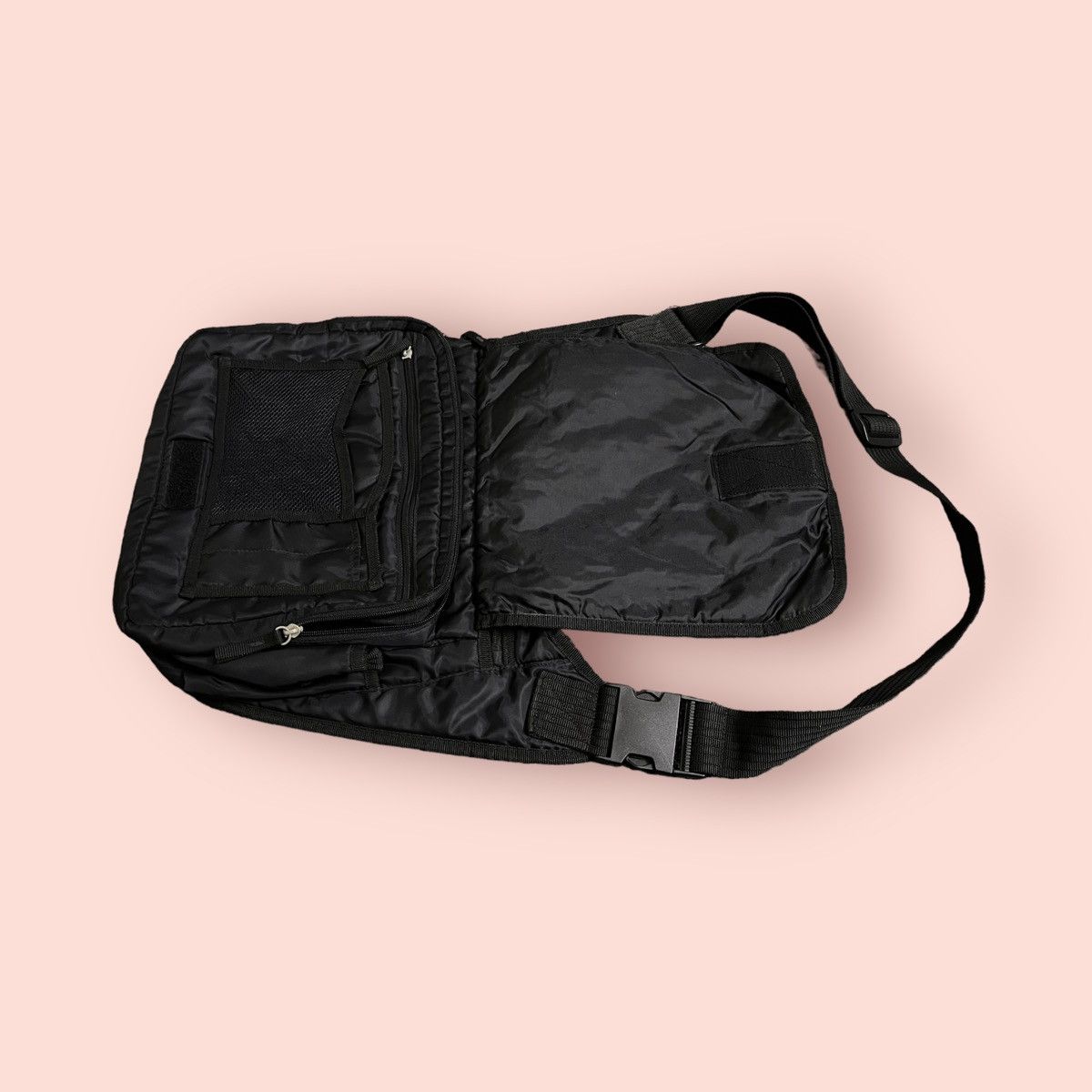 Jun Takahashi × Uniqlo Y2k UNIQLO TESSUTO BLACK CROSSBODY MESSENGER SLING BAG Size ONE SIZE - 4 Thumbnail
