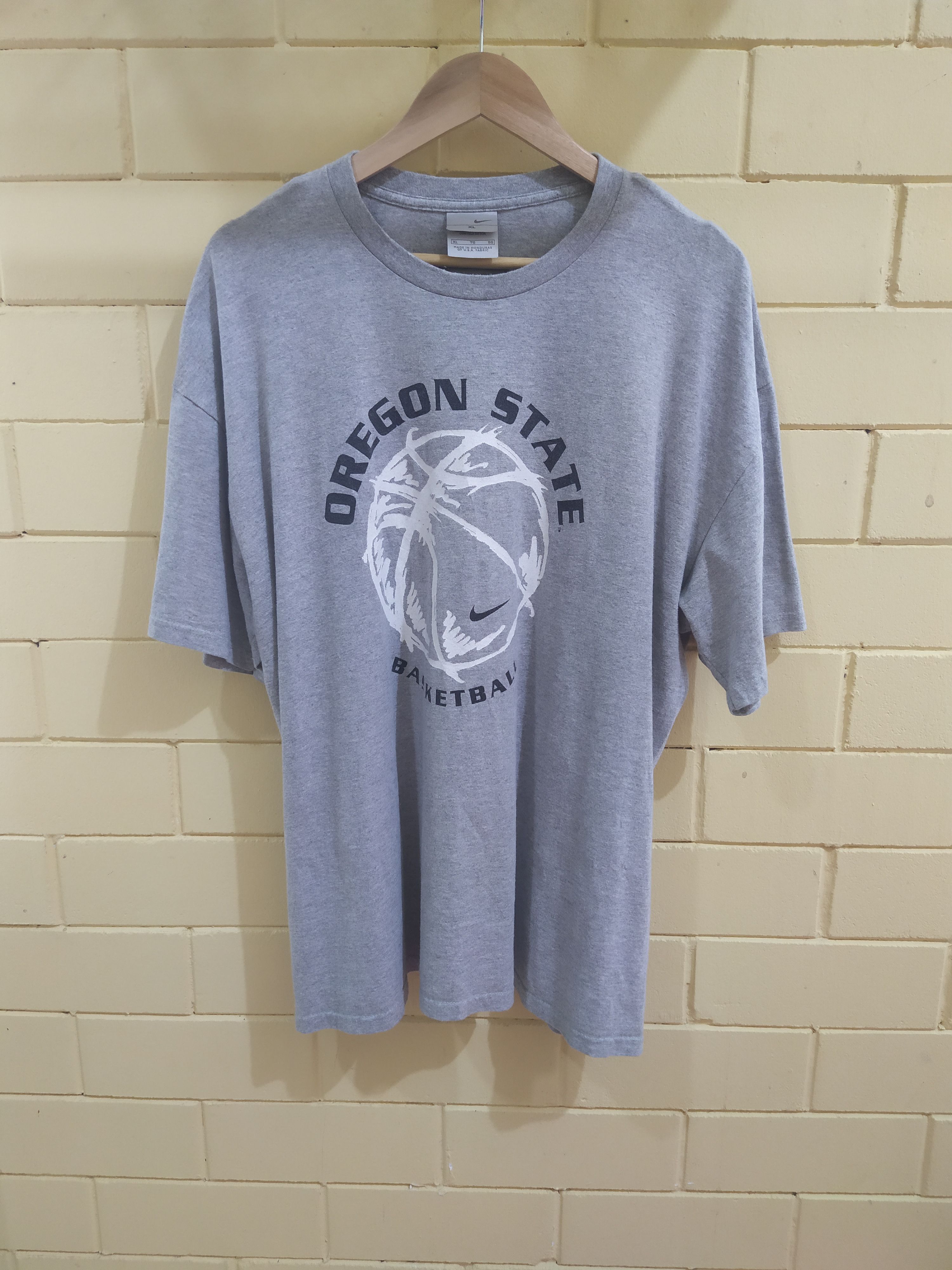 Nike Oregon State Beavers Nike Gray T-Shirt Basketball Graphic Size US XL / EU 56 / 4 - 1 Thumbnail