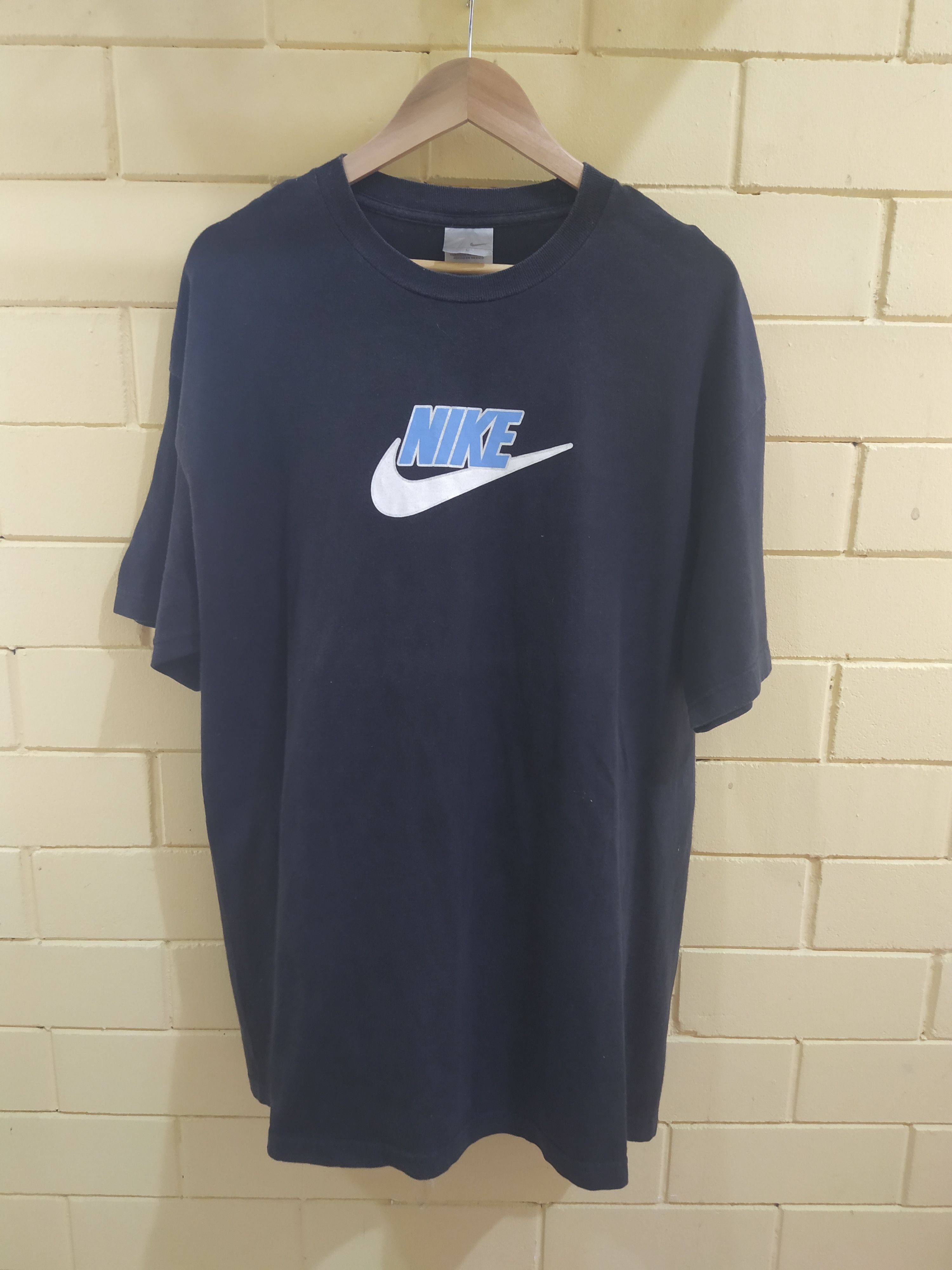 Nike Nike Classic Swoosh Logo T-Shirt Black/Navy Blue Size US XL / EU 56 / 4 - 1 Thumbnail