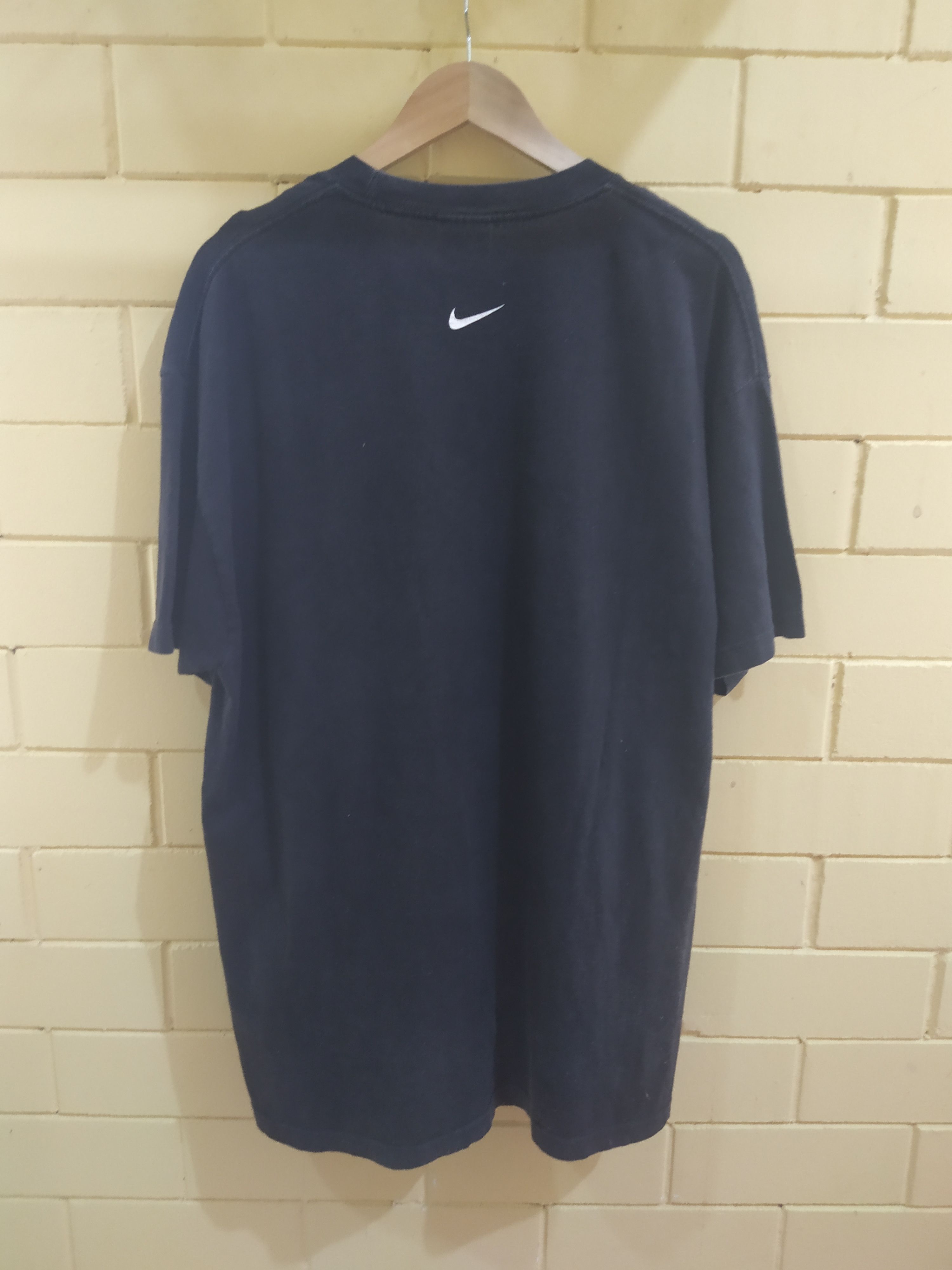 Nike Nike Classic Swoosh Logo T-Shirt Black/Navy Blue Size US XL / EU 56 / 4 - 2 Thumbnail