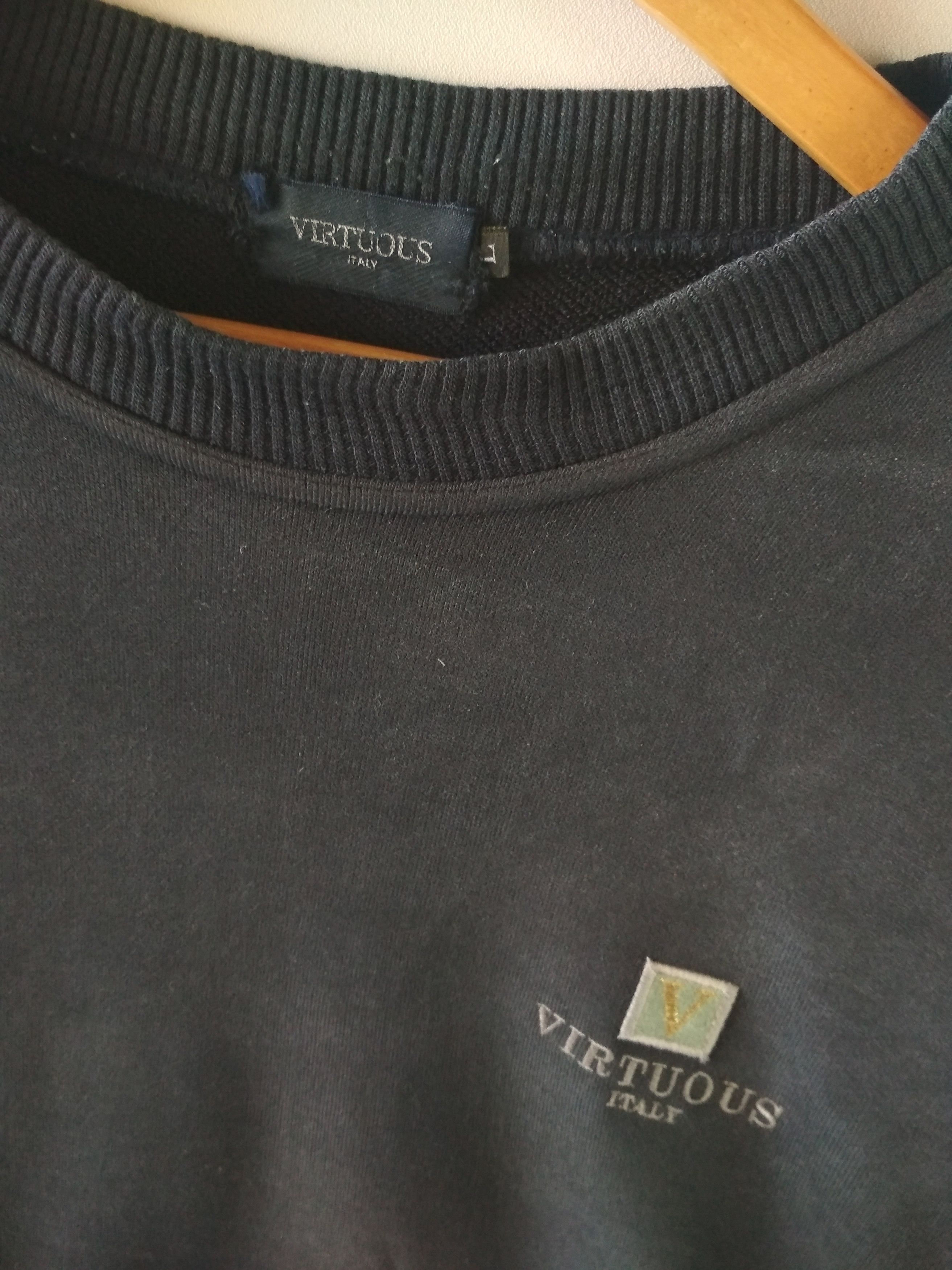 VIRTUOUS ITALY DESIGN SMALL EMBROIDERED LOGO SWEATSHIRT