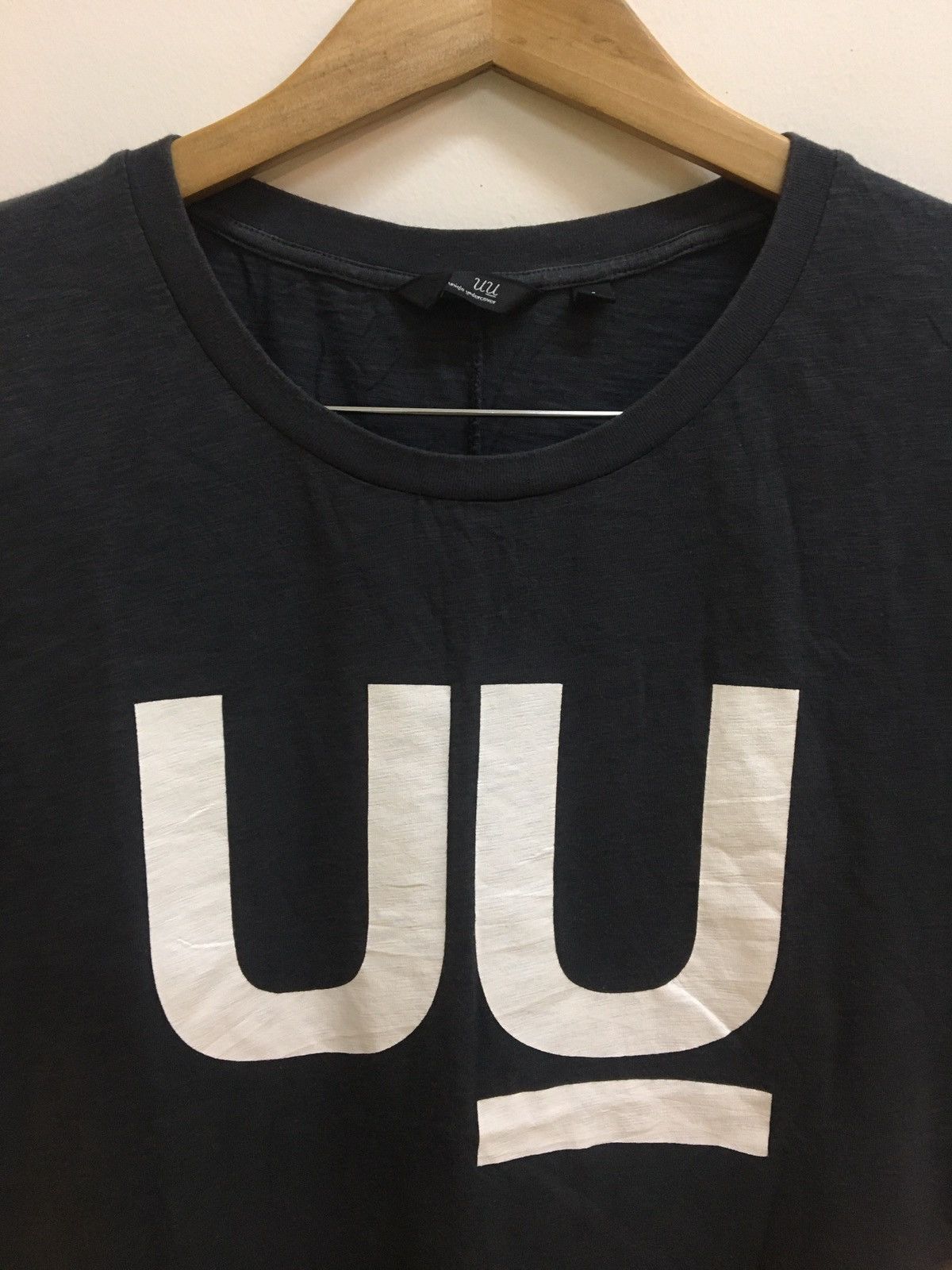 Undercover UNDERCOVER x UNIQLO - BIG SPELL OUT SIGNATURE LOGO TEE Size US S / EU 44-46 / 1 - 2 Thumbnail