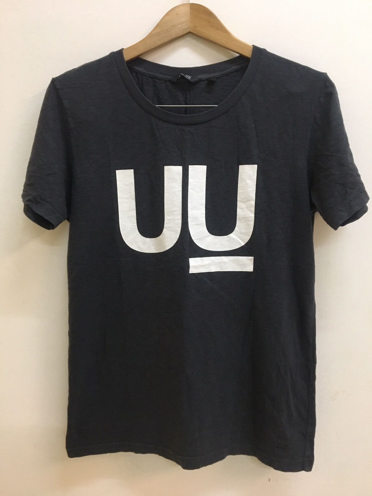 Undercover UNDERCOVER x UNIQLO - BIG SPELL OUT SIGNATURE LOGO TEE Size US S / EU 44-46 / 1 - 1 Thumbnail