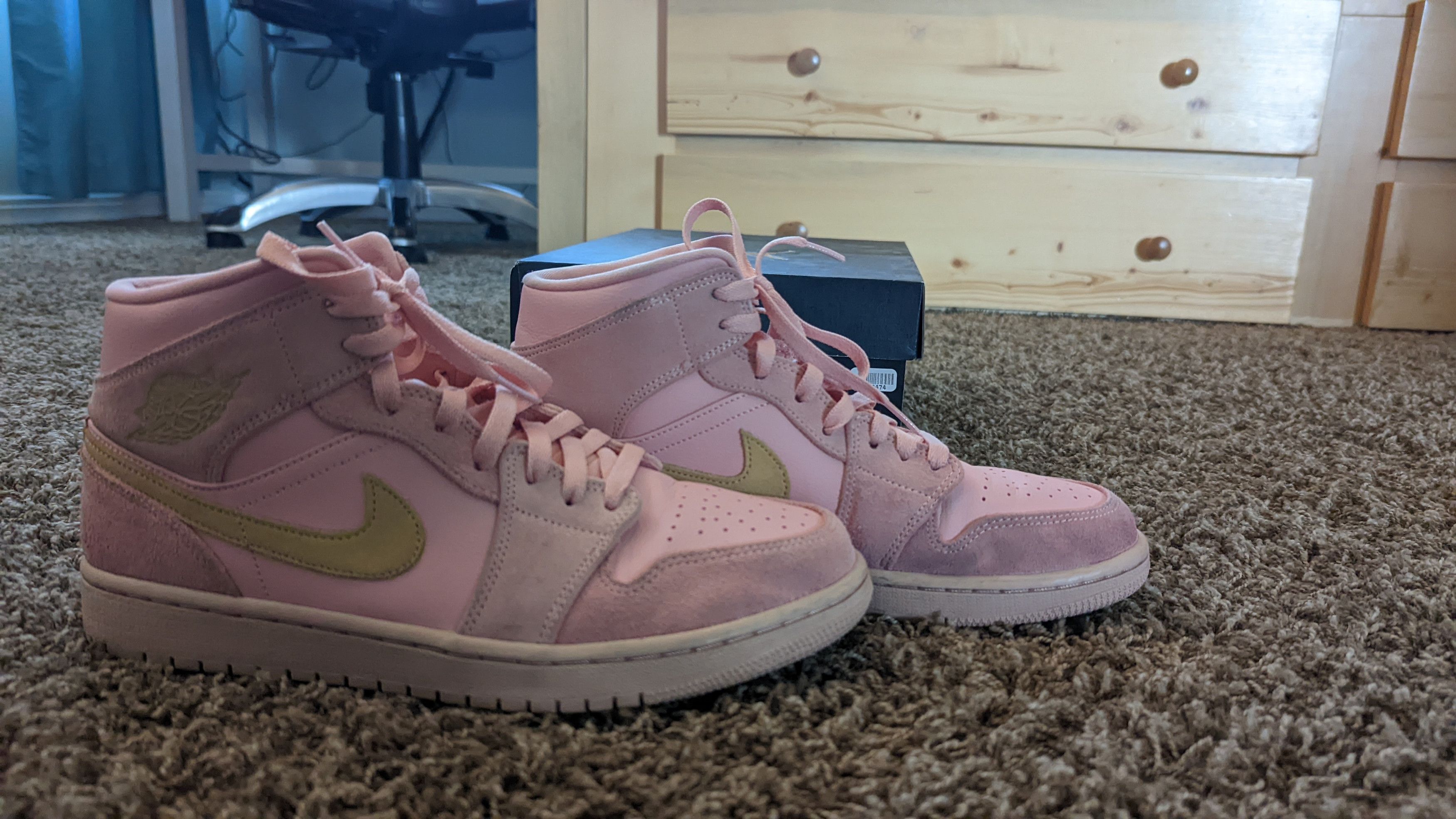 Jordan coral gold clearance