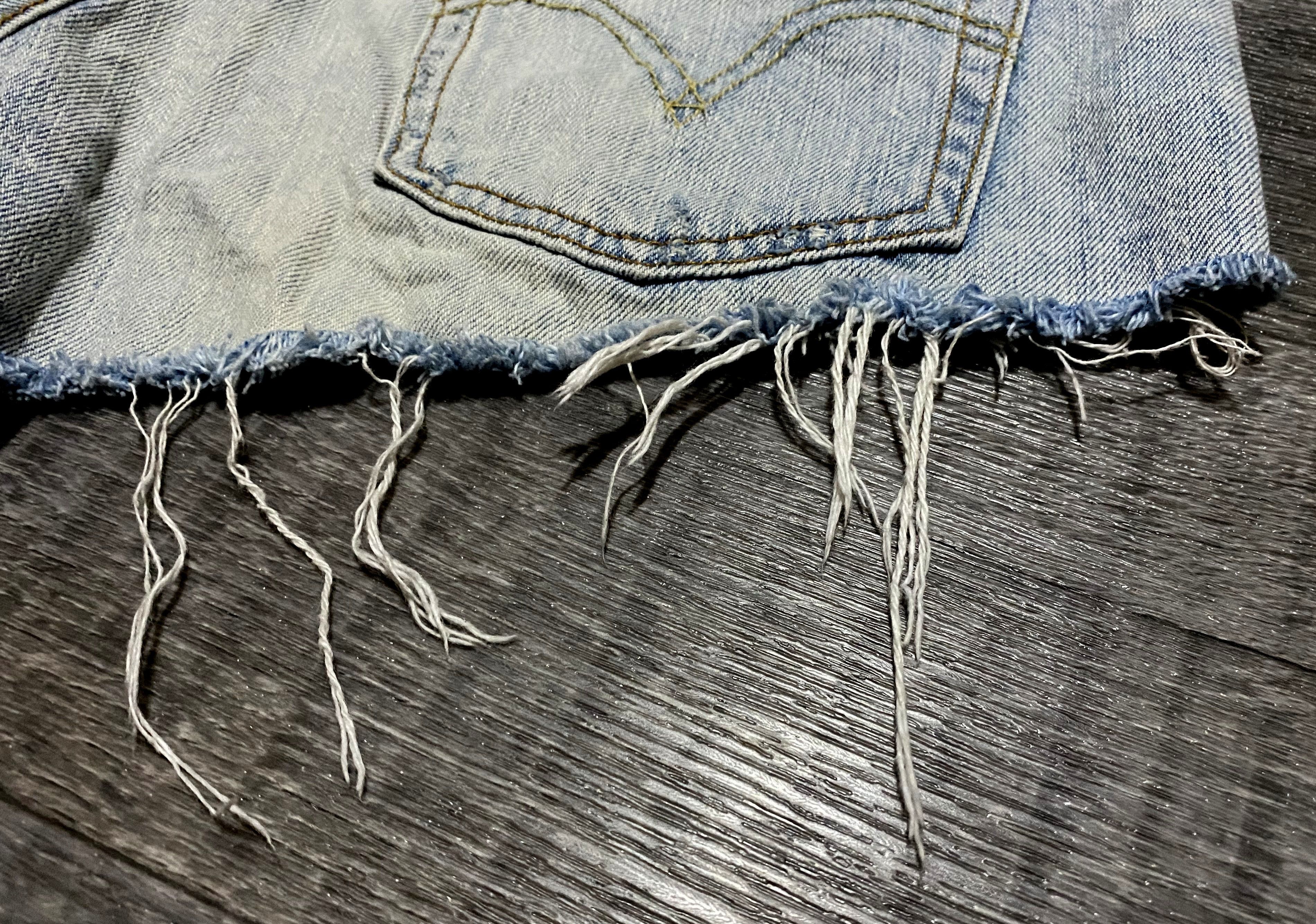 Levi's Vintage Clothing Women's Levis Washed Fringed Torn Distressed Mini Shorts Size 27" / US 4 / IT 40 - 5 Thumbnail