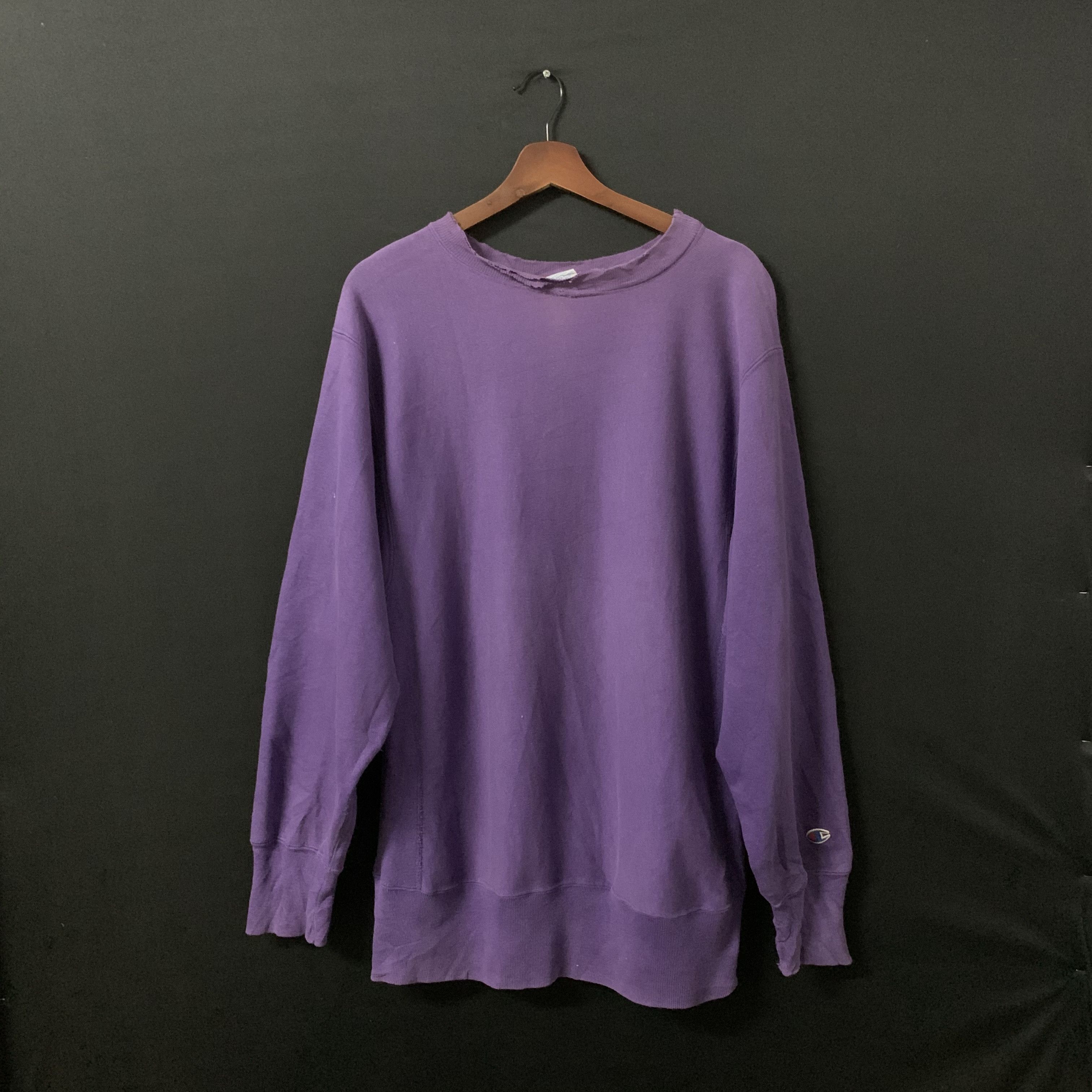 Champion Vintage Champion Small Logo Distressed Crewneck Sweater Size US L / EU 52-54 / 3 - 1 Thumbnail
