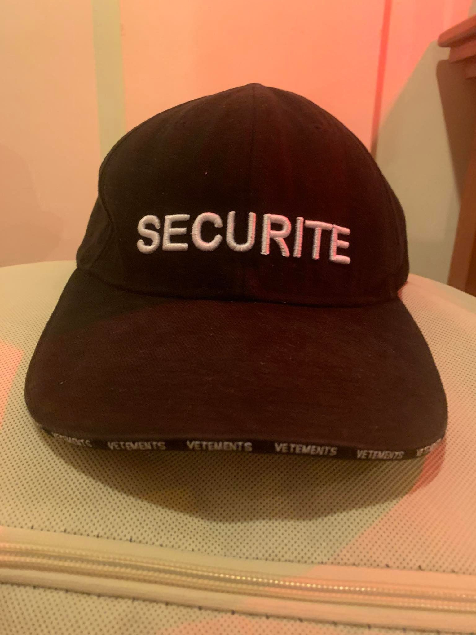 VETEMENTS SECURITE Logo Baseball Cap