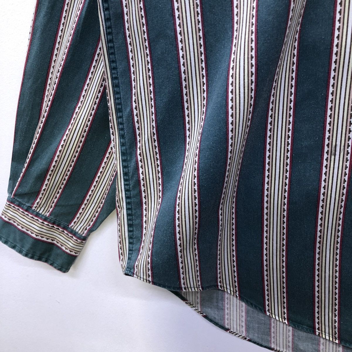 Tommy Hilfiger Vintage Tommy Hilfiger Pattern Design Button Shirt Size US XL / EU 56 / 4 - 8 Thumbnail