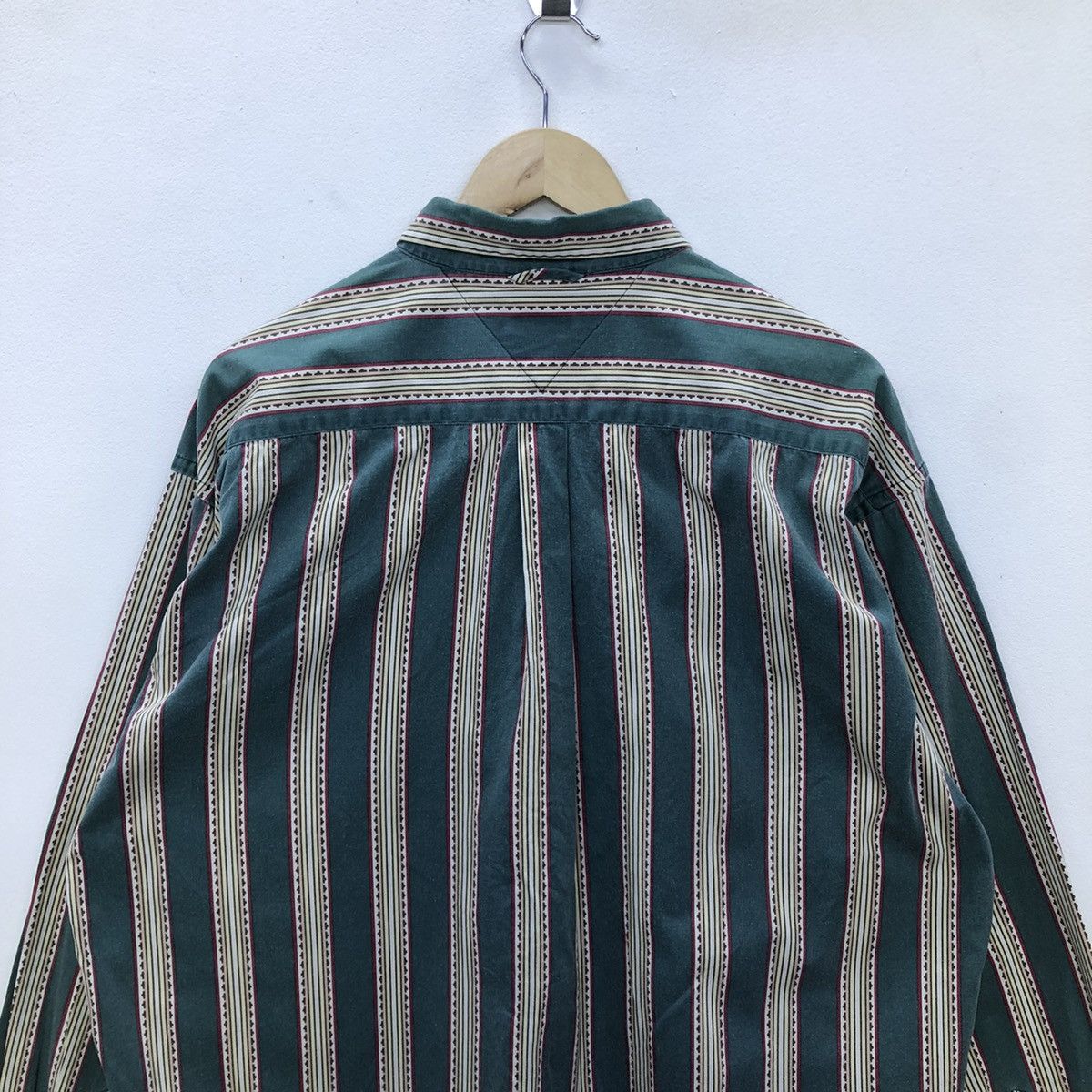 Tommy Hilfiger Vintage Tommy Hilfiger Pattern Design Button Shirt Size US XL / EU 56 / 4 - 9 Thumbnail