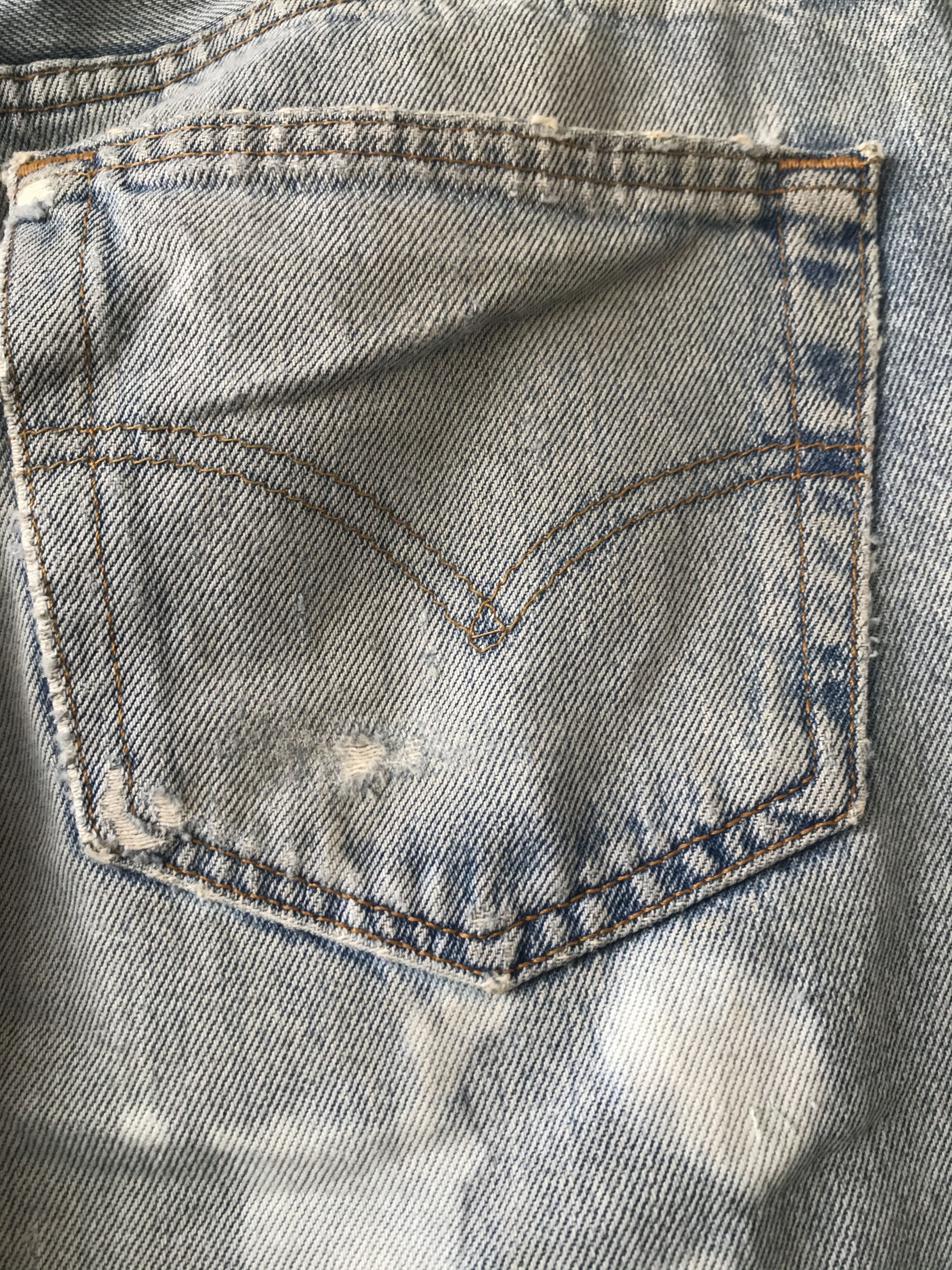 Levi's Vintage Levis 501 Buttonfly Distressed Made in UK Size US 33 - 10 Thumbnail
