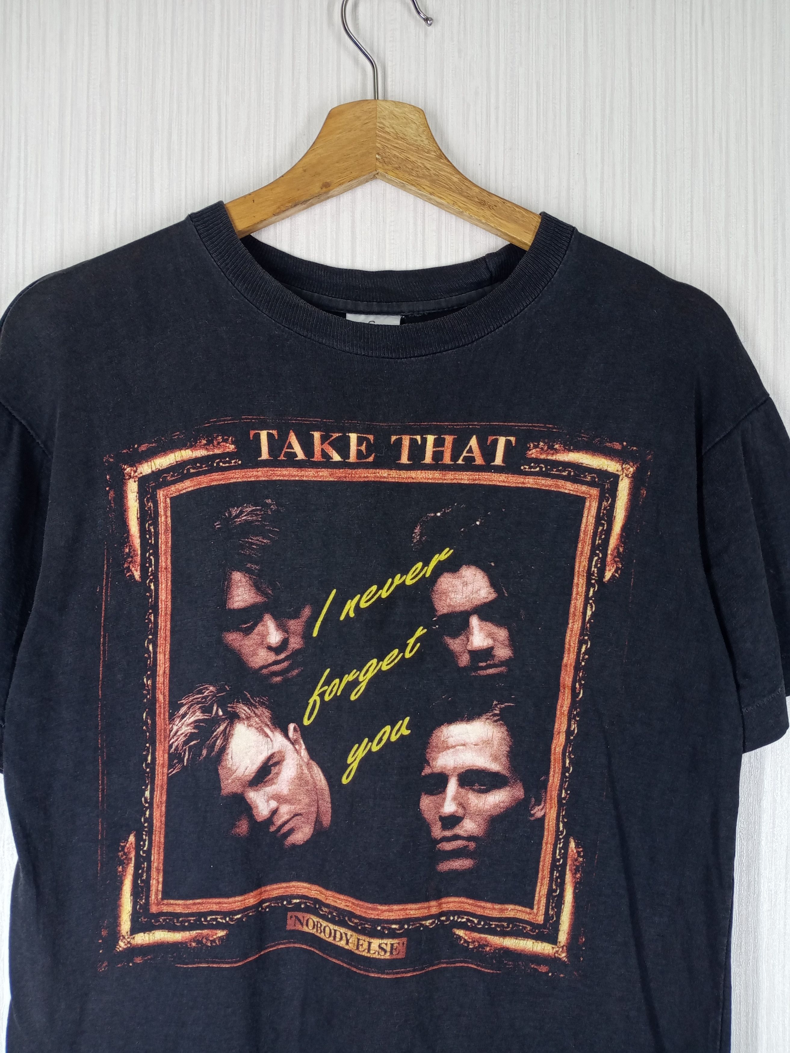 Band Tees × Rap Tees × Vintage Rare Vintage 90s Take That "Never Forget" Band Tshirt Size US S / EU 44-46 / 1 - 2 Thumbnail