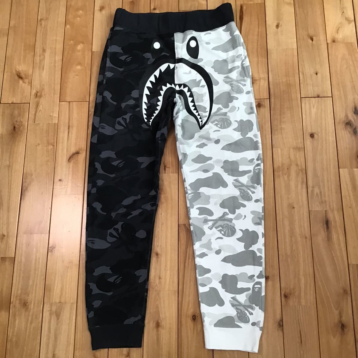 Bape × Neighborhood BAPE × NEIGHBORHOOD Shark sweat pants BAPE camo ★size M Size US 32 / EU 48 - 1 Thumbnail