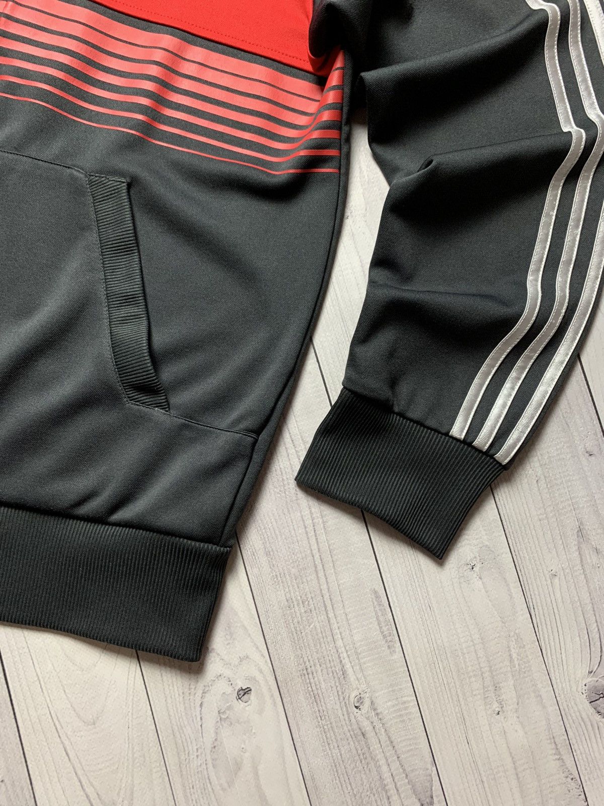 Vintage Vintage adidas Liverpool soccer track jacket size L/XL Size US XL / EU 56 / 4 - 4 Thumbnail
