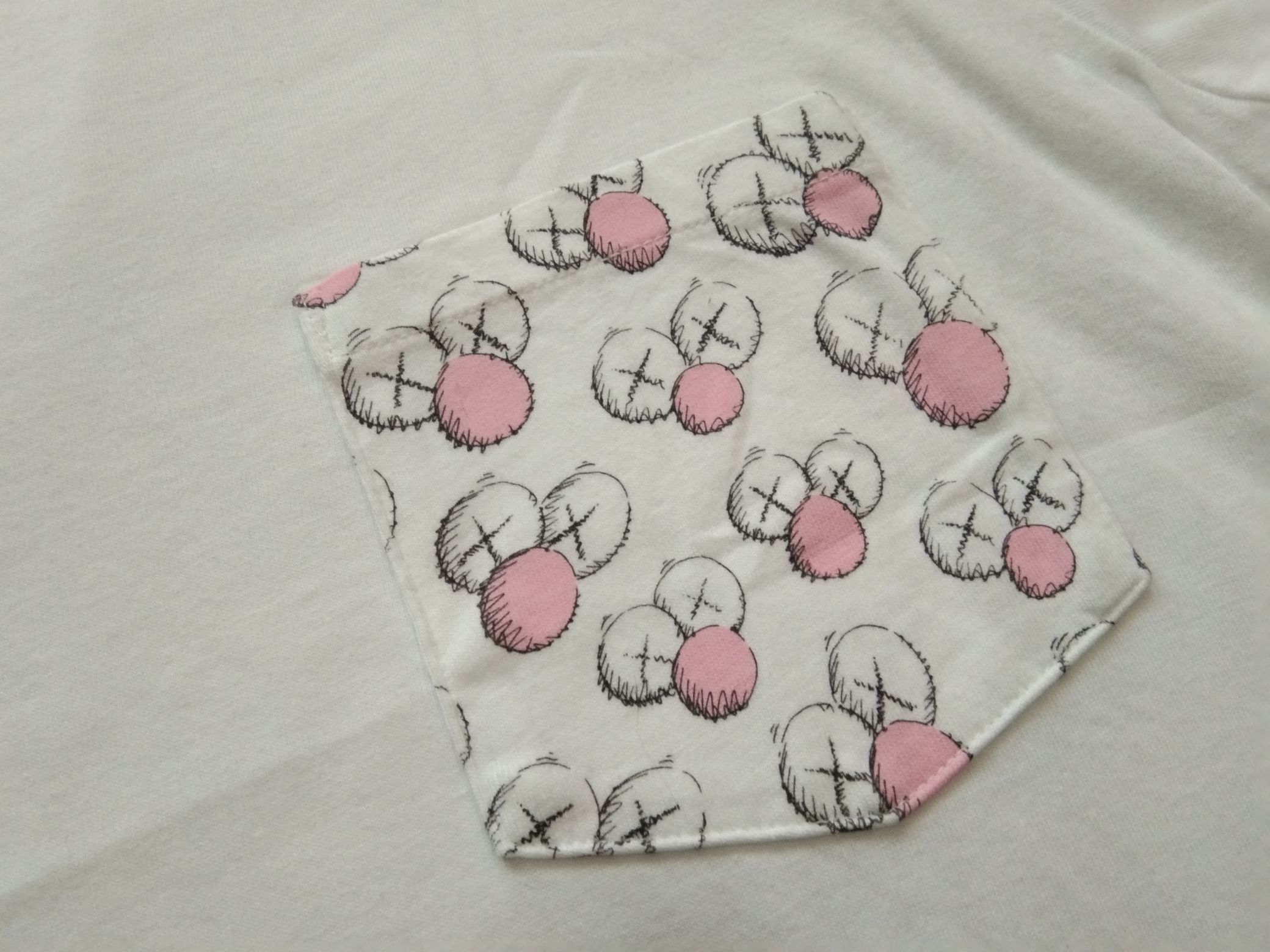 Japanese Brand Kaws Pocket tee tshirt artist designer Size US L / EU 52-54 / 3 - 1 Thumbnail