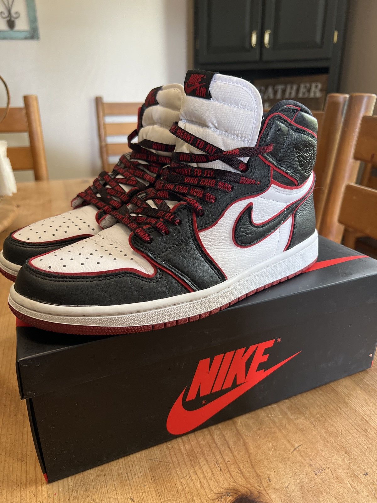 Jordan Brand Jordan 1 Retro High Bloodline 2019 Size US 10.5 / EU 43-44 - 1 Thumbnail