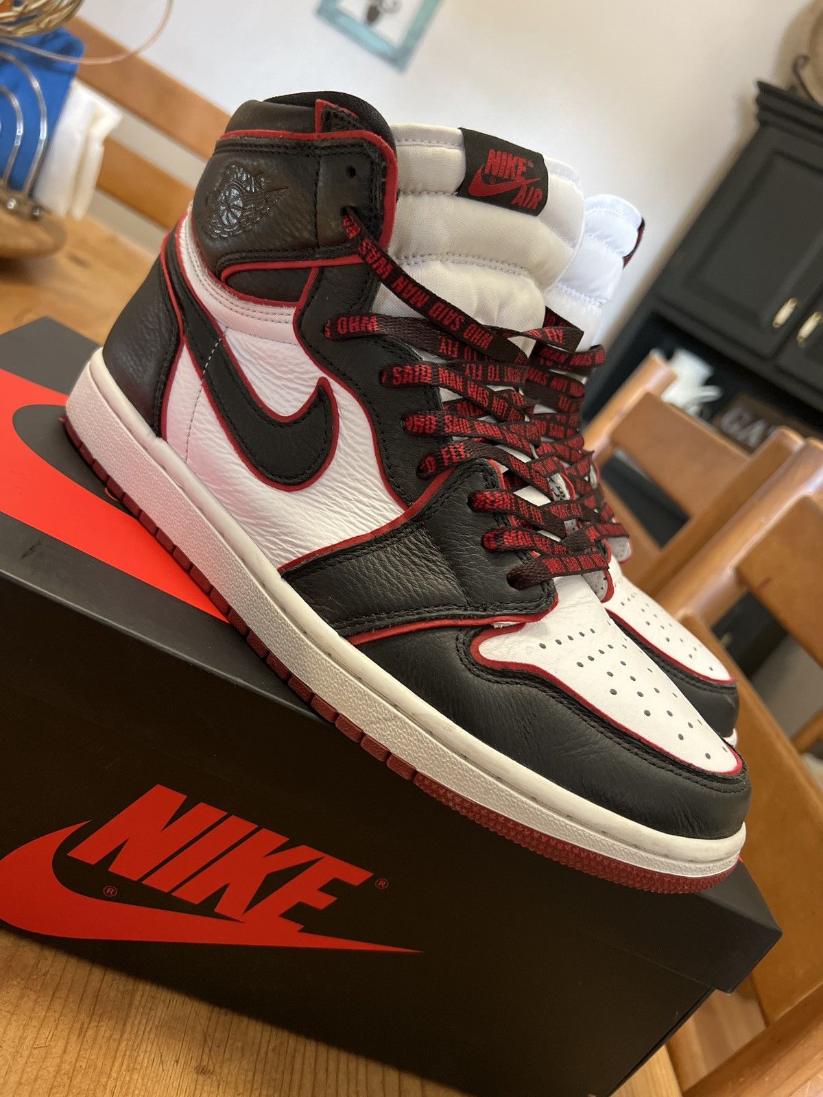 Jordan Brand Jordan 1 Retro High Bloodline 2019 Size US 10.5 / EU 43-44 - 2 Thumbnail