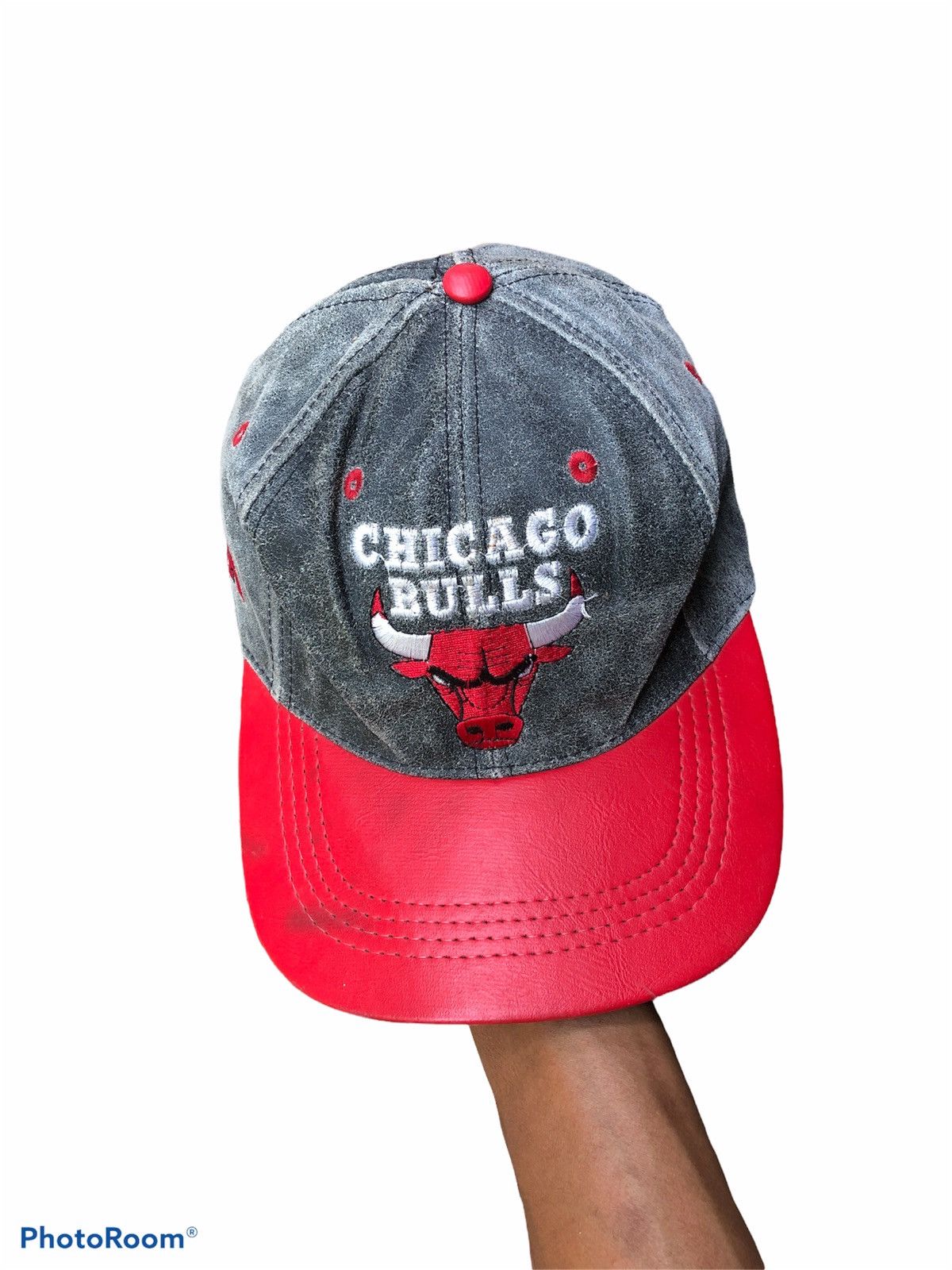 NBA × Vintage 90's CHICAGO BULLS LEATHER SNAPBACK CAP Size ONE SIZE - 1 Thumbnail