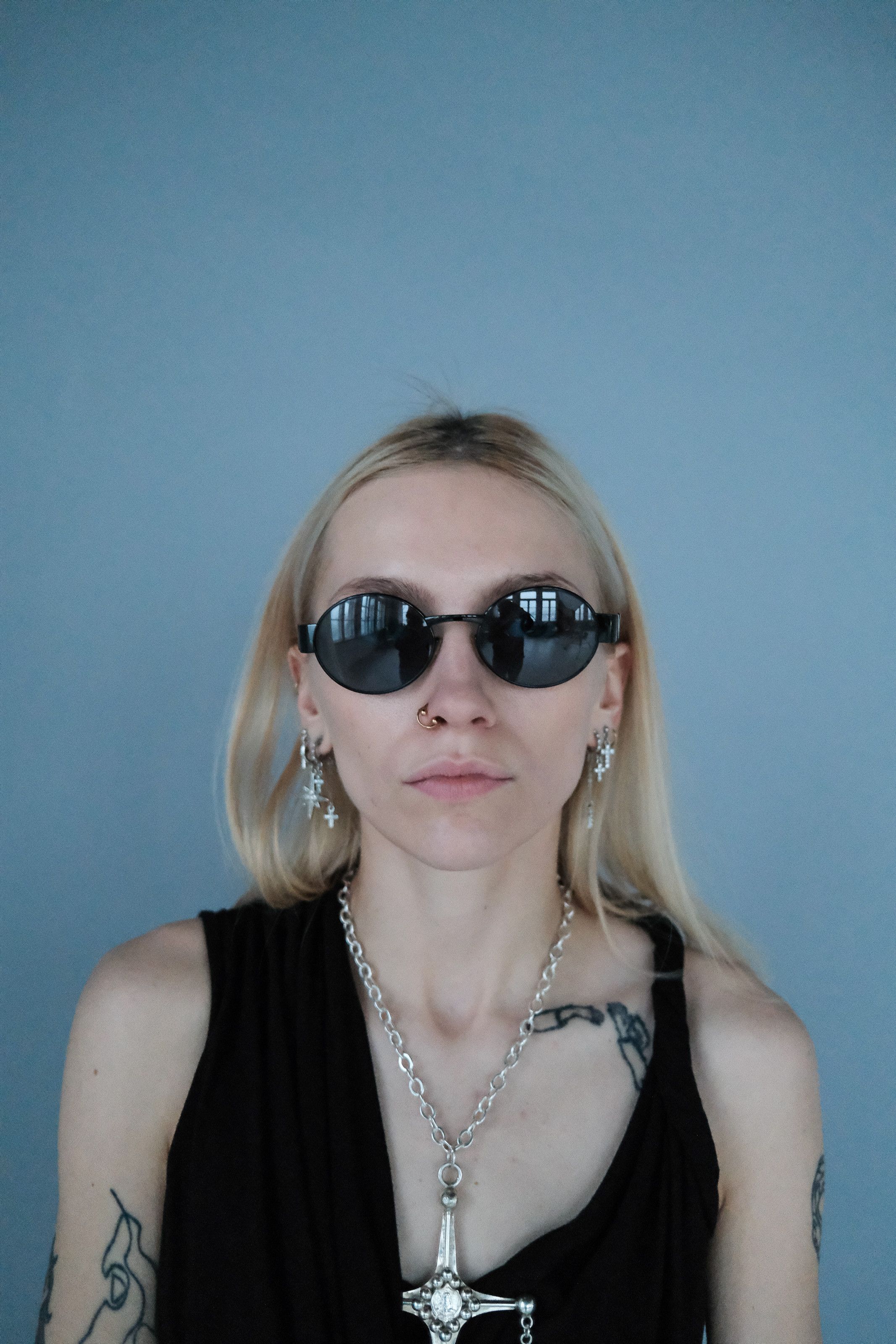 Valentino Valentino '90s Black Oval Signature Sunglasses Size ONE SIZE - 4 Thumbnail