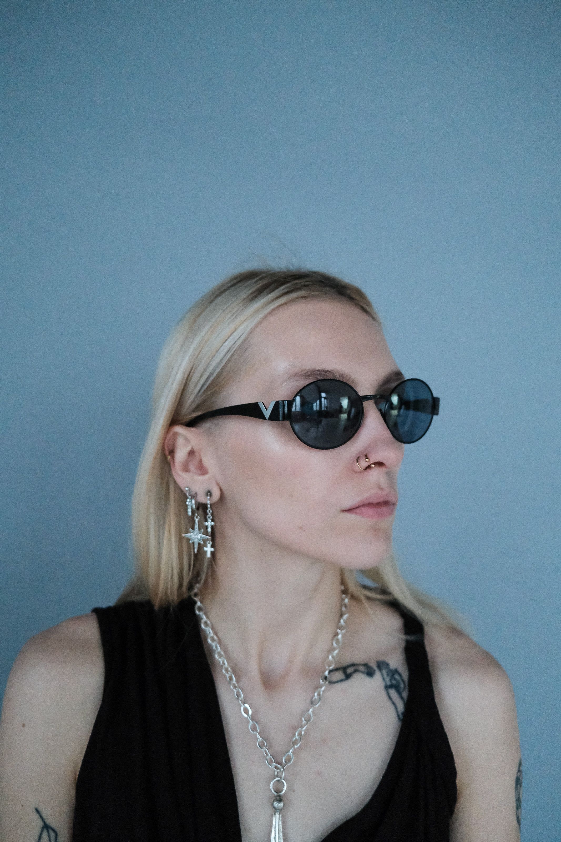 Valentino Valentino '90s Black Oval Signature Sunglasses Size ONE SIZE - 5 Thumbnail