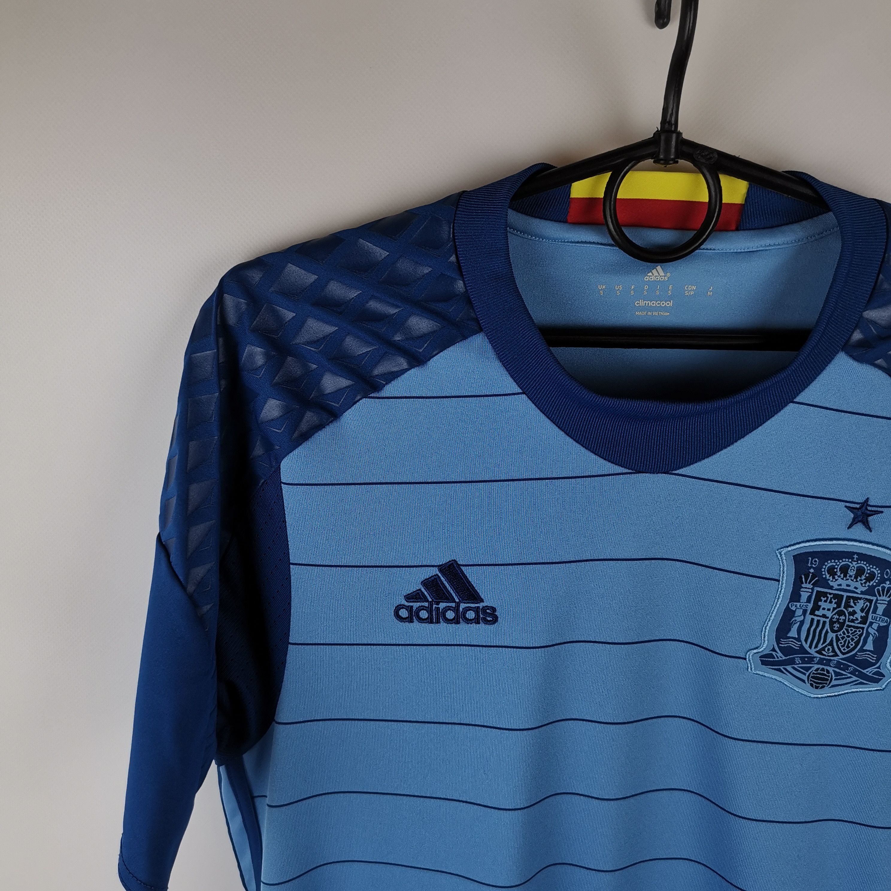 Adidas Adidas Spain 2016 goalkeeper jersey soccer football Size US S / EU 44-46 / 1 - 4 Thumbnail