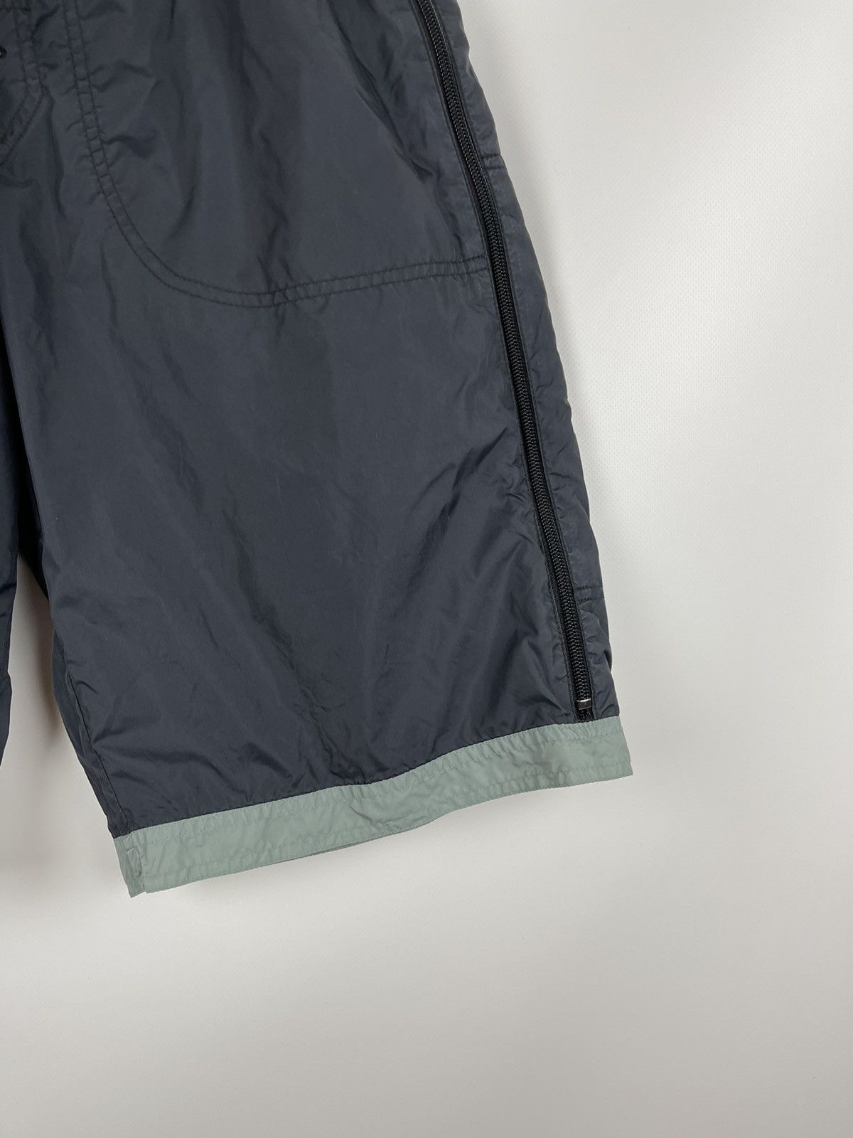 Nike Nike vintage y2k hype zipper nylon black green hype shorts Size US 32 / EU 48 - 11 Thumbnail