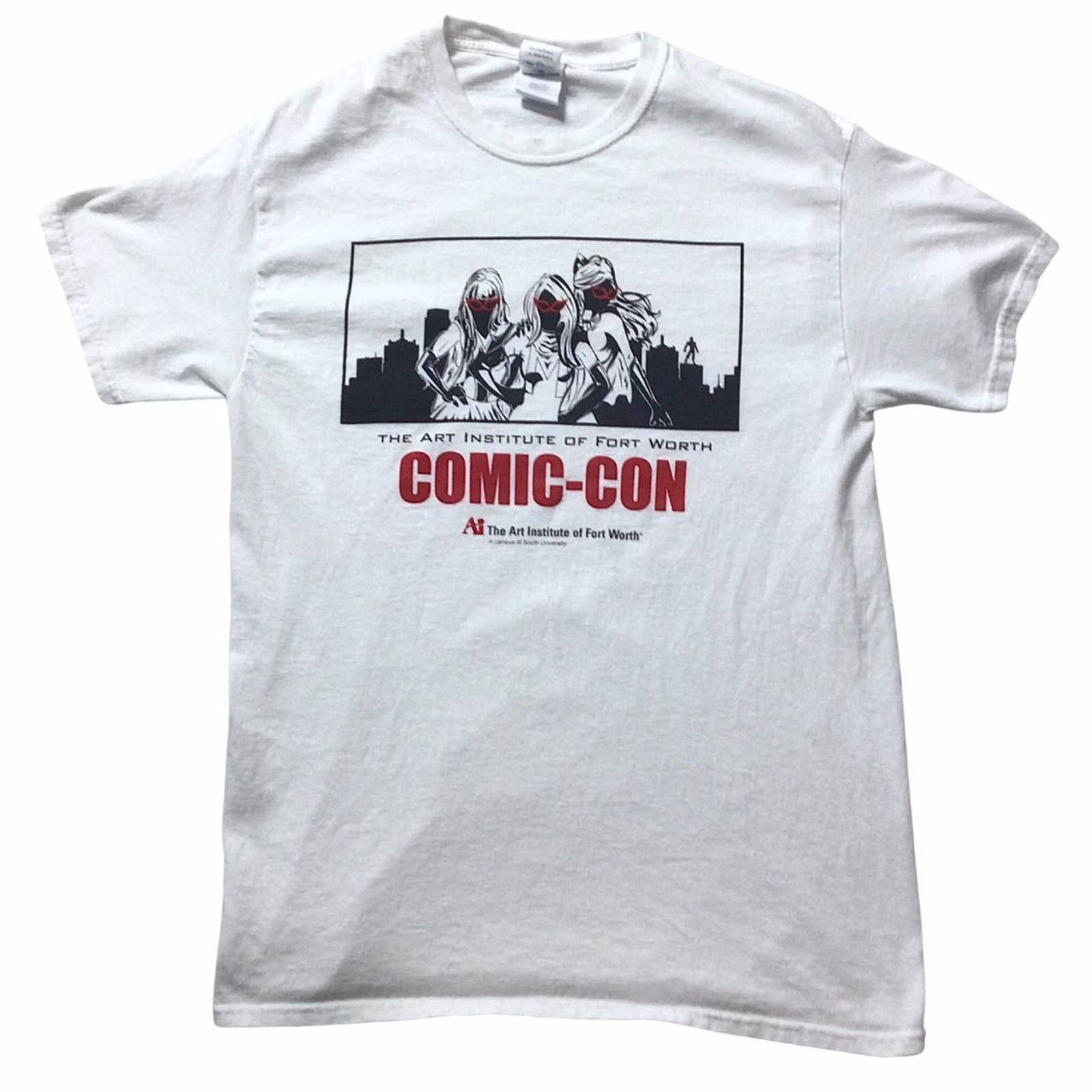 Gildan Y2K The Art Institute Of Fort Worth Comic Con T Shirt White