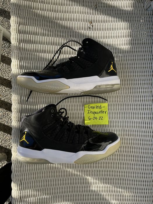 Jordan max aura hot sale black and gold