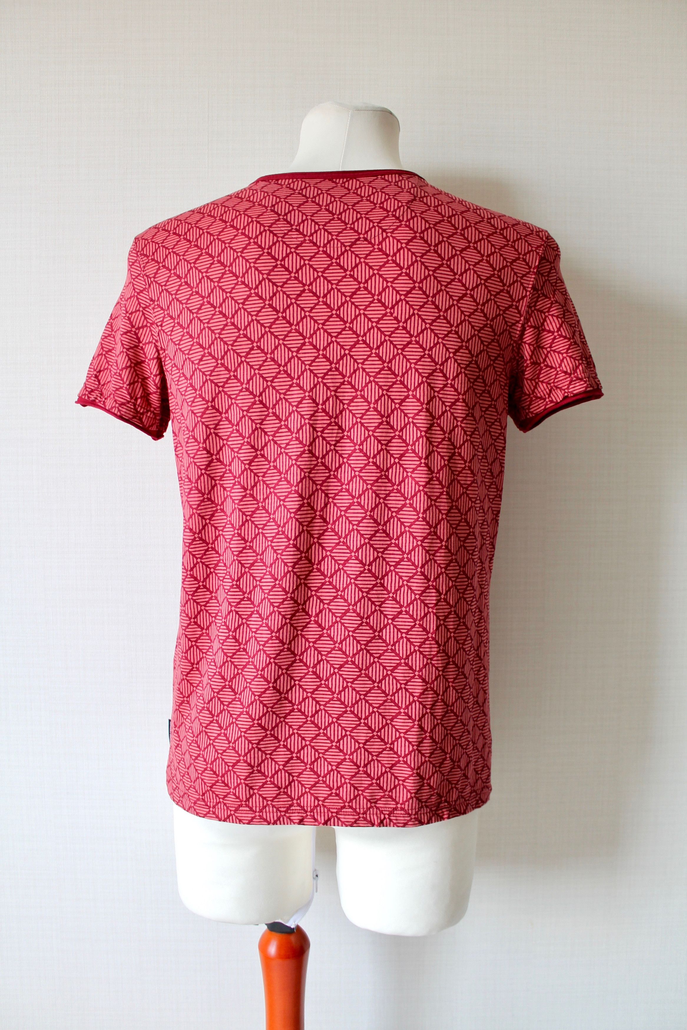 Armani ARMANI EXCHANGE Geometric print burgundy t shirt Size US S / EU 44-46 / 1 - 5 Thumbnail