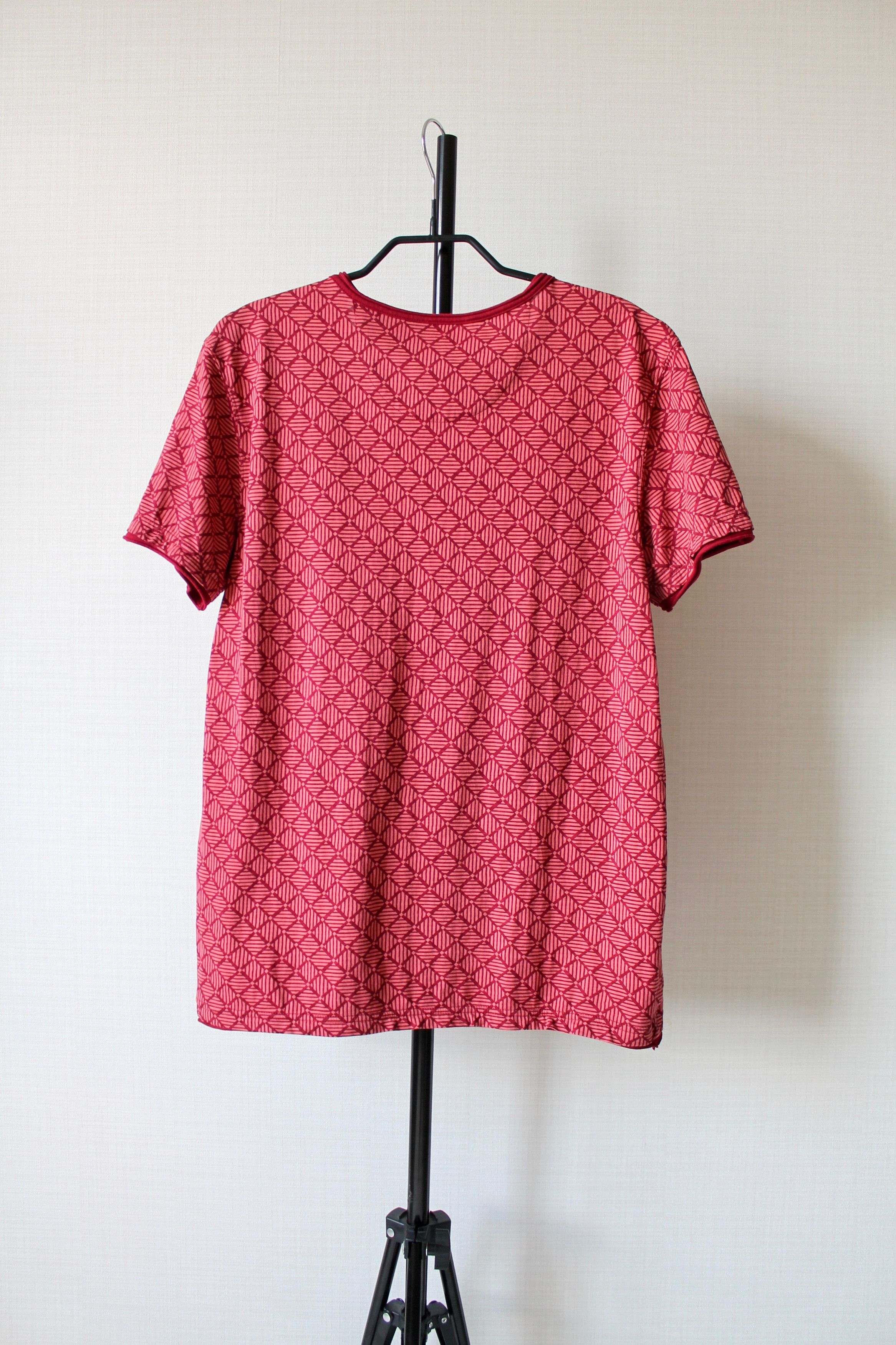 Armani ARMANI EXCHANGE Geometric print burgundy t shirt Size US S / EU 44-46 / 1 - 3 Thumbnail