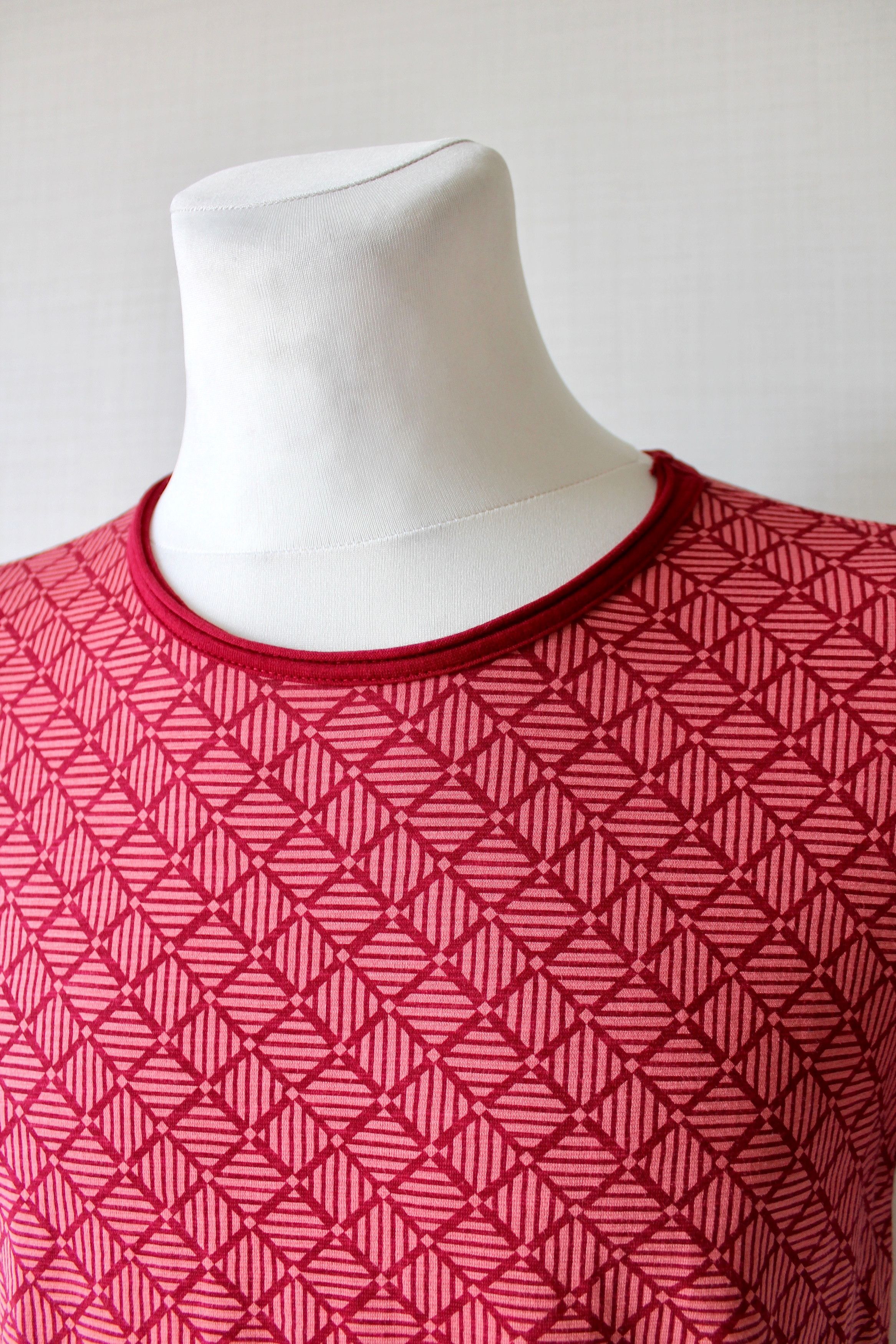 Armani ARMANI EXCHANGE Geometric print burgundy t shirt Size US S / EU 44-46 / 1 - 4 Thumbnail