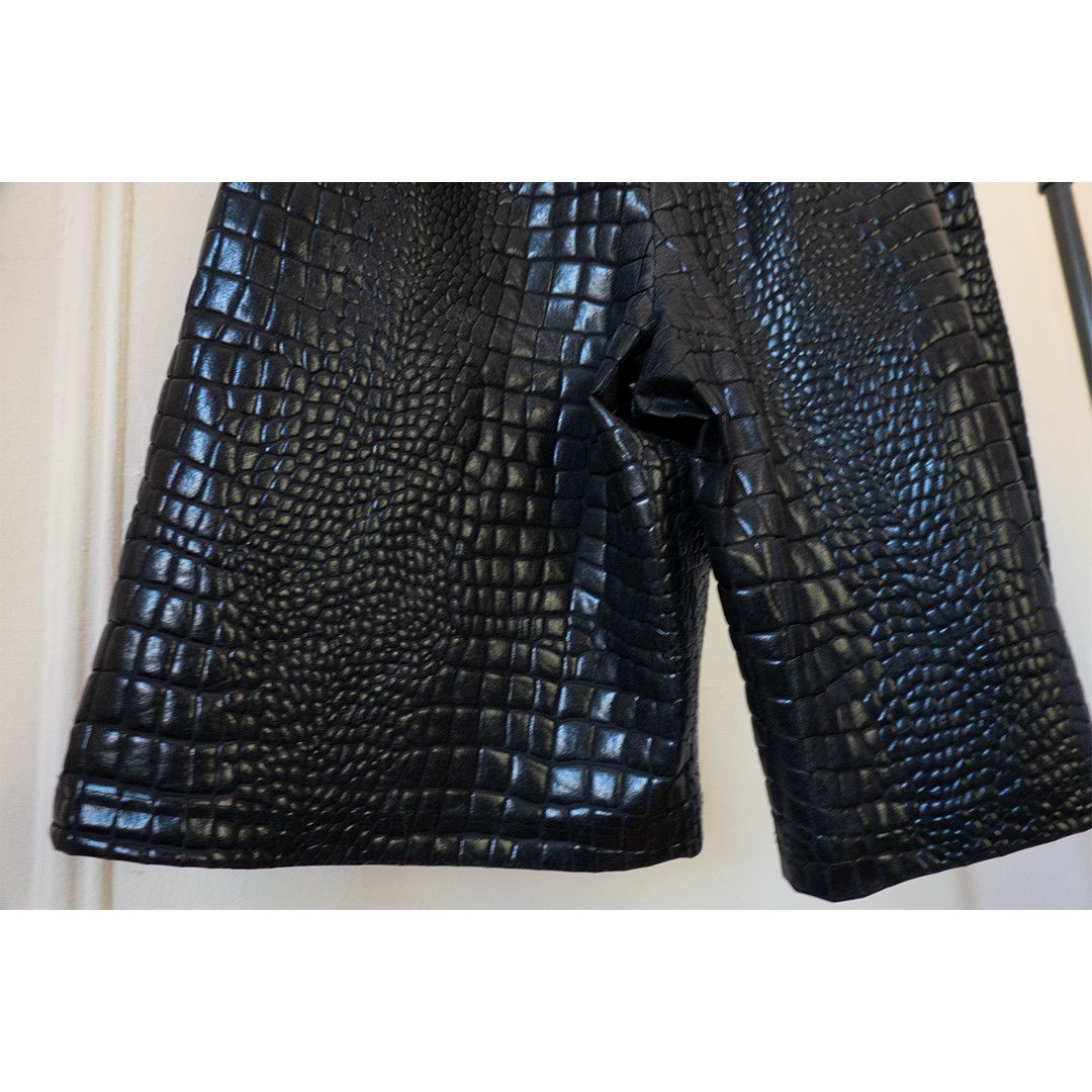 Comme des Garcons FW19 "Croc" Embossed Faux Leather Shorts Size US 32 / EU 48 - 8 Thumbnail