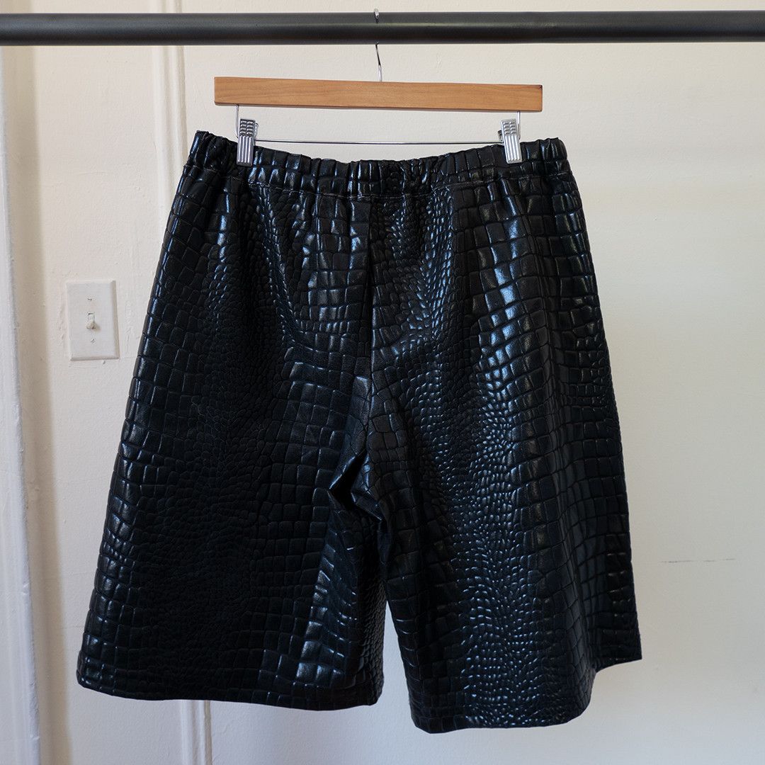 Comme des Garcons FW19 "Croc" Embossed Faux Leather Shorts Size US 32 / EU 48 - 2 Thumbnail