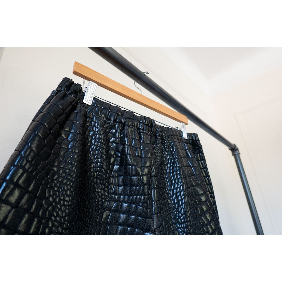 Comme des Garcons FW19 "Croc" Embossed Faux Leather Shorts Size US 32 / EU 48 - 7 Thumbnail