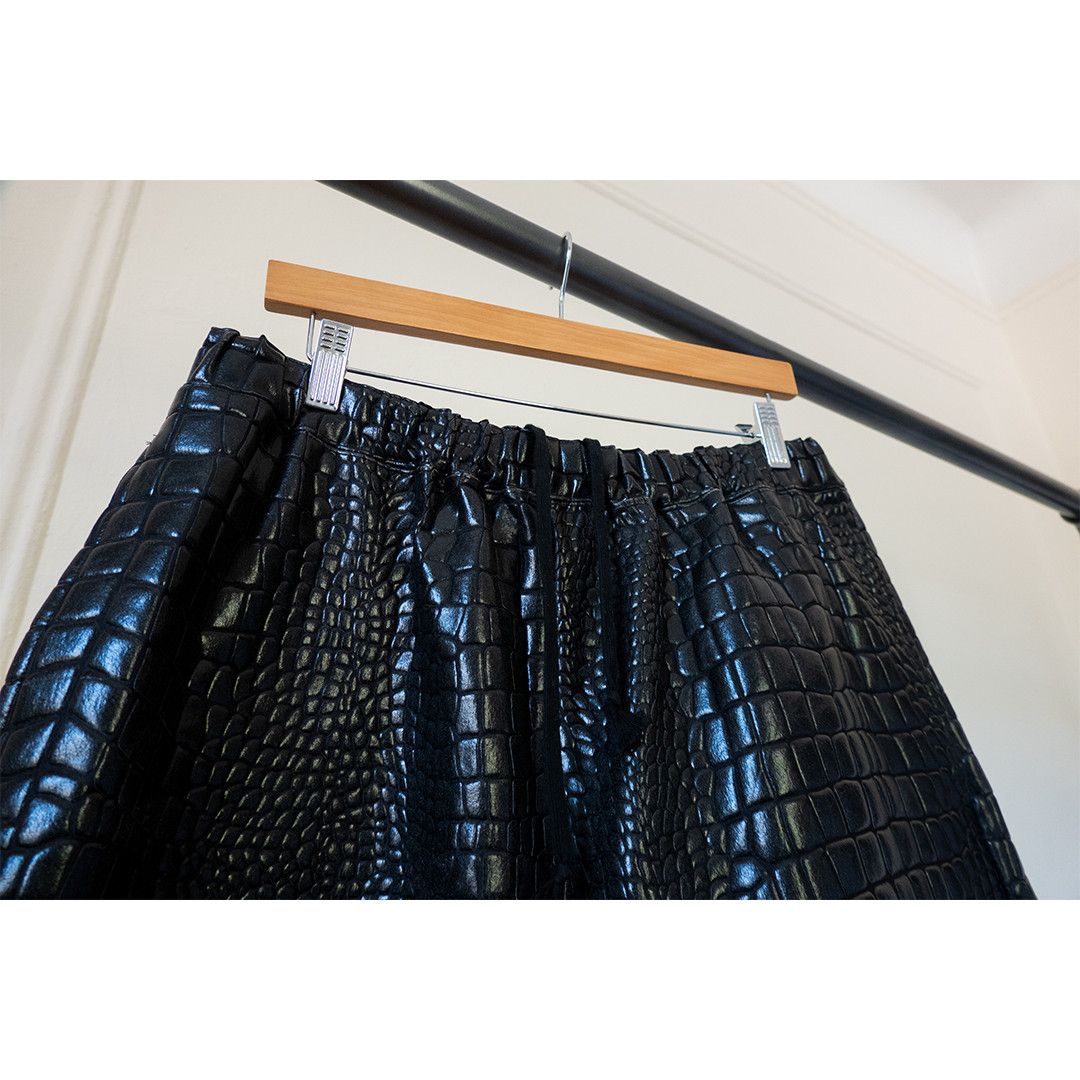 Comme des Garcons FW19 "Croc" Embossed Faux Leather Shorts Size US 32 / EU 48 - 3 Thumbnail