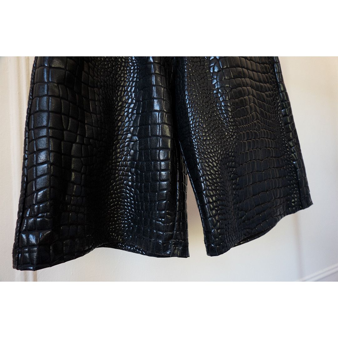 Comme des Garcons FW19 "Croc" Embossed Faux Leather Shorts Size US 32 / EU 48 - 4 Thumbnail