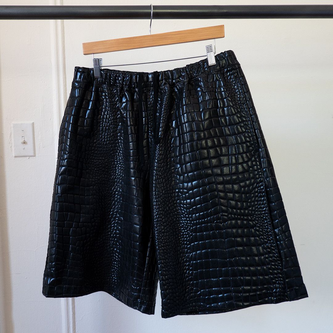 Comme des Garcons FW19 "Croc" Embossed Faux Leather Shorts Size US 32 / EU 48 - 1 Thumbnail