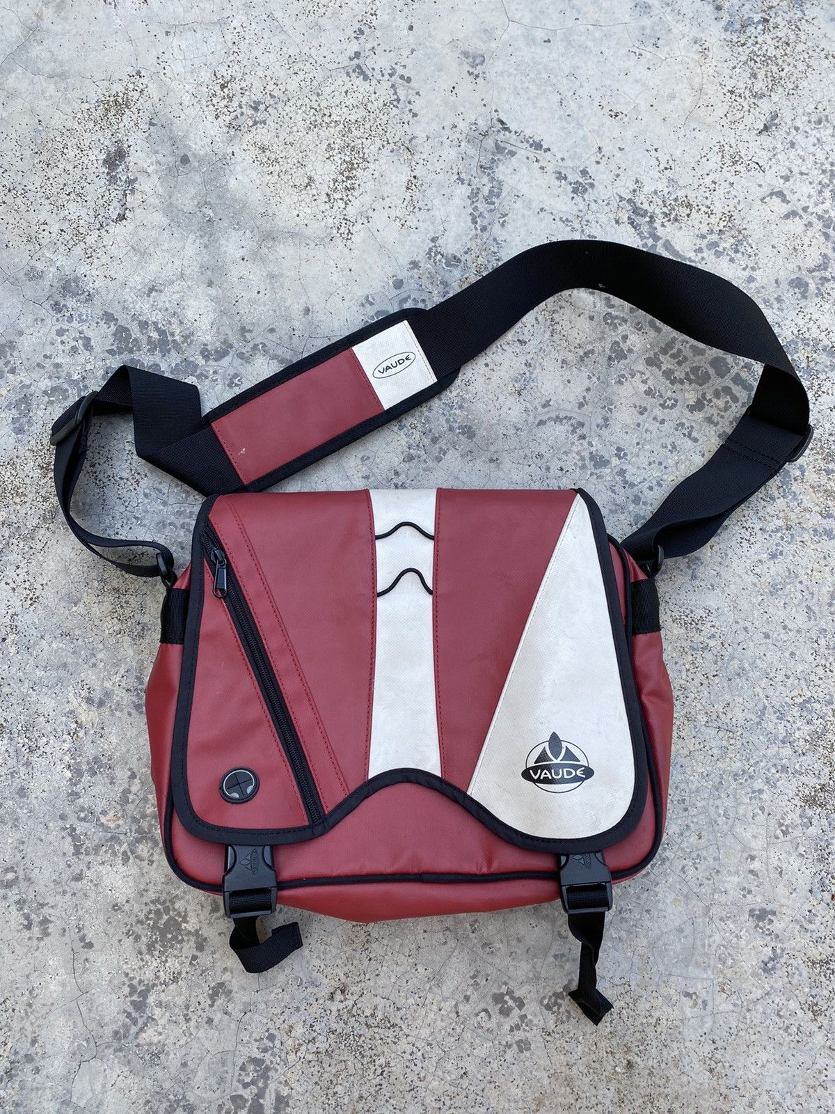 Japanese Brand VAUDE OSKAR Crossbody Messenger Water Resist Wash Off Size ONE SIZE - 1 Thumbnail