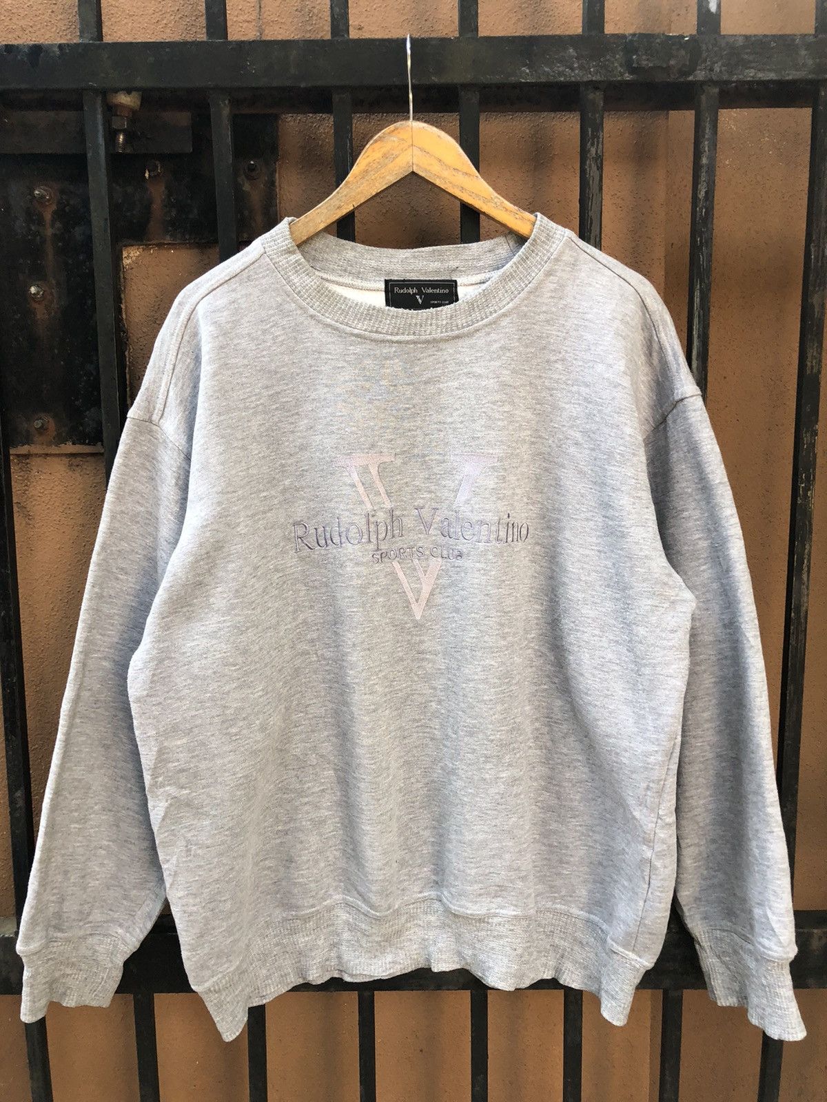 Valentino × Vintage VINTAGE RUDOLPH VALENTINO CENTER LOGO SWEATSHIRT Size US L / EU 52-54 / 3 - 1 Thumbnail