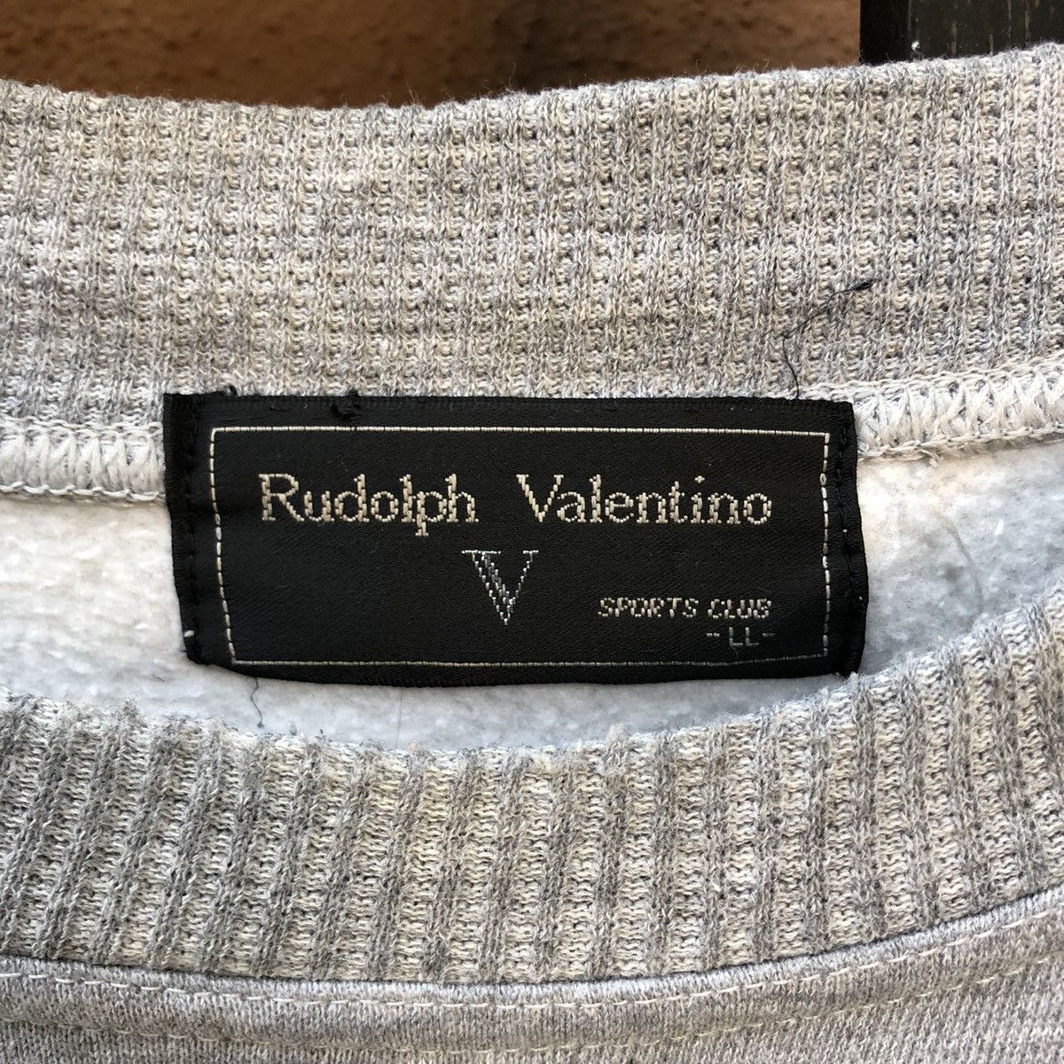 Valentino × Vintage VINTAGE RUDOLPH VALENTINO CENTER LOGO SWEATSHIRT Size US L / EU 52-54 / 3 - 3 Thumbnail