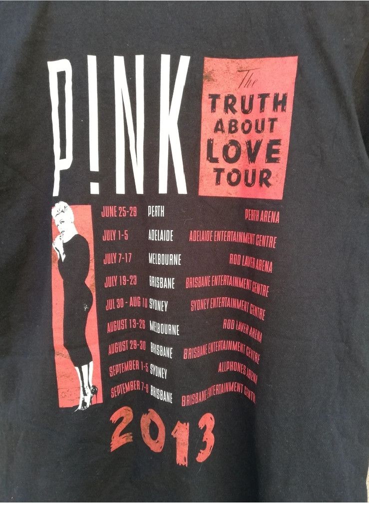 Vintage American Singer Pink The Truth About Love Tour Tshirt Size US M / EU 48-50 / 2 - 4 Thumbnail