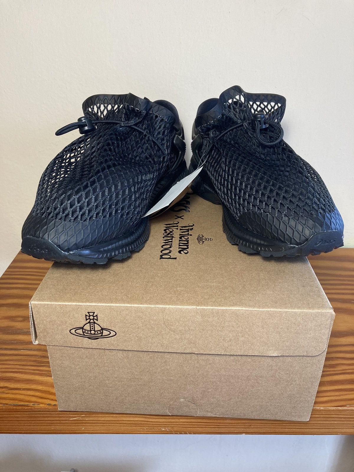 Asics ASICS X VIVIENNE WESTWOOD GEL-KAYANO 26 Size US 6.5 / EU 39-40 - 2 Thumbnail