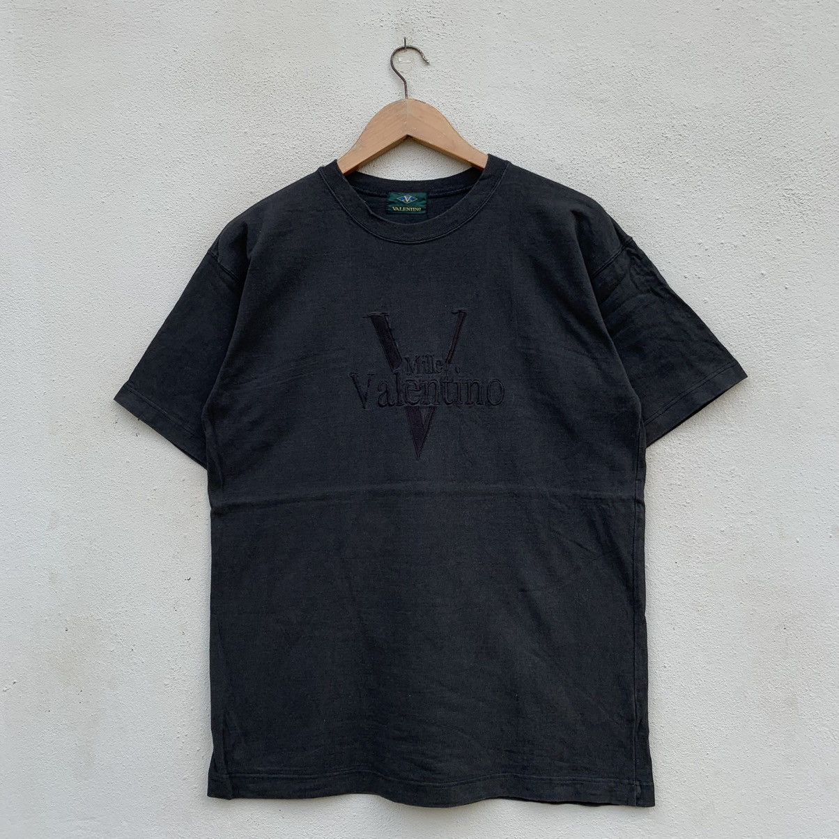 Vintage MILLE VALENTINO EMBROIDERED LOGO NICE DESIGN T-shirt Short 