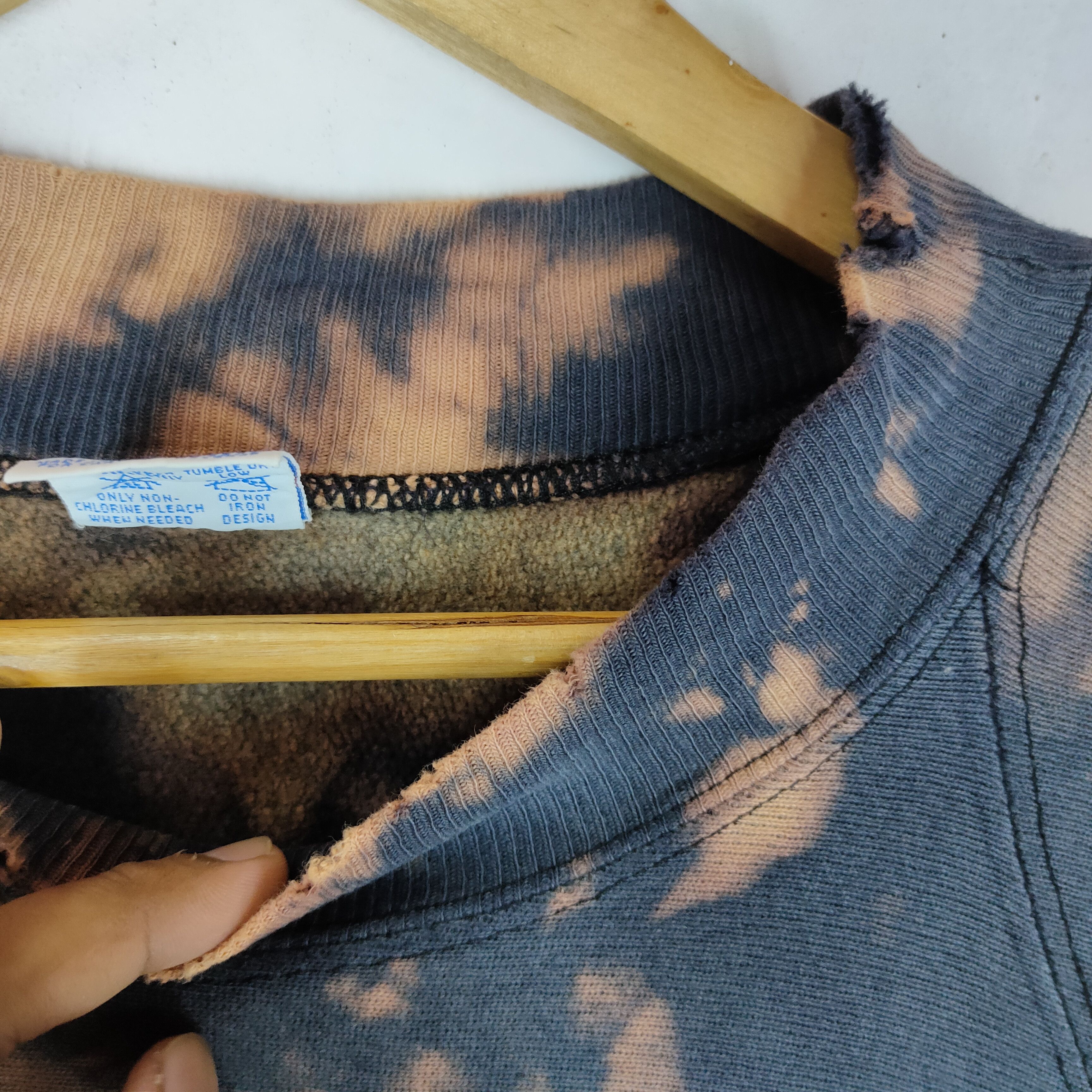Champion × Vintage Vintage CHAMPION DISTRESSED Big Logo Bleach Wash Sweatshirt Size US L / EU 52-54 / 3 - 5 Thumbnail