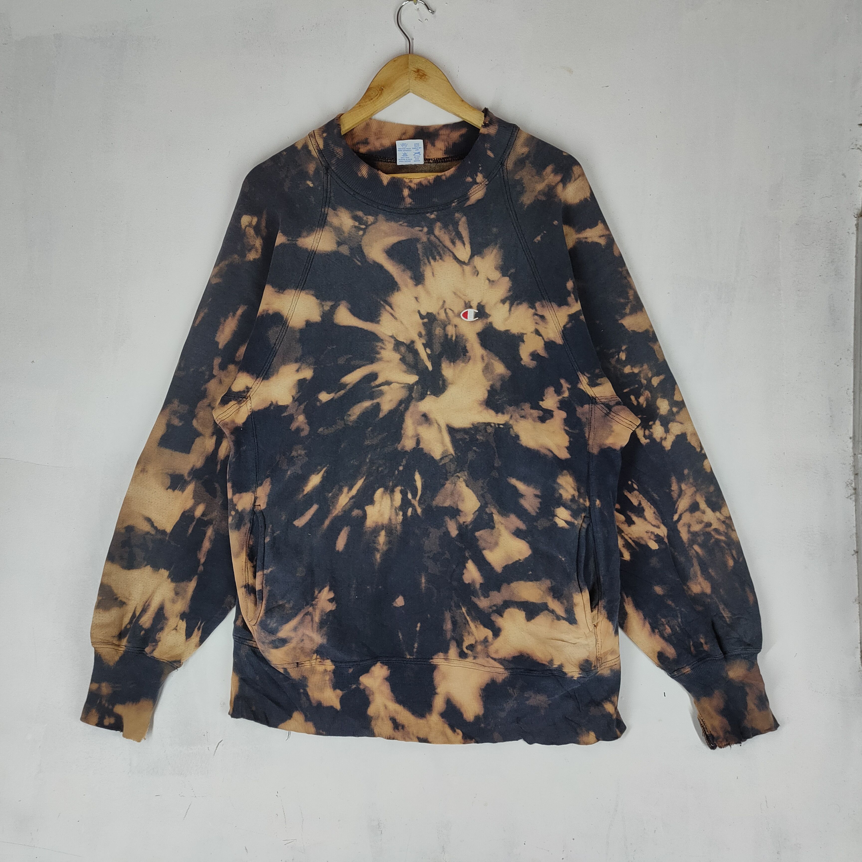 Champion × Vintage Vintage CHAMPION DISTRESSED Big Logo Bleach Wash Sweatshirt Size US L / EU 52-54 / 3 - 2 Thumbnail