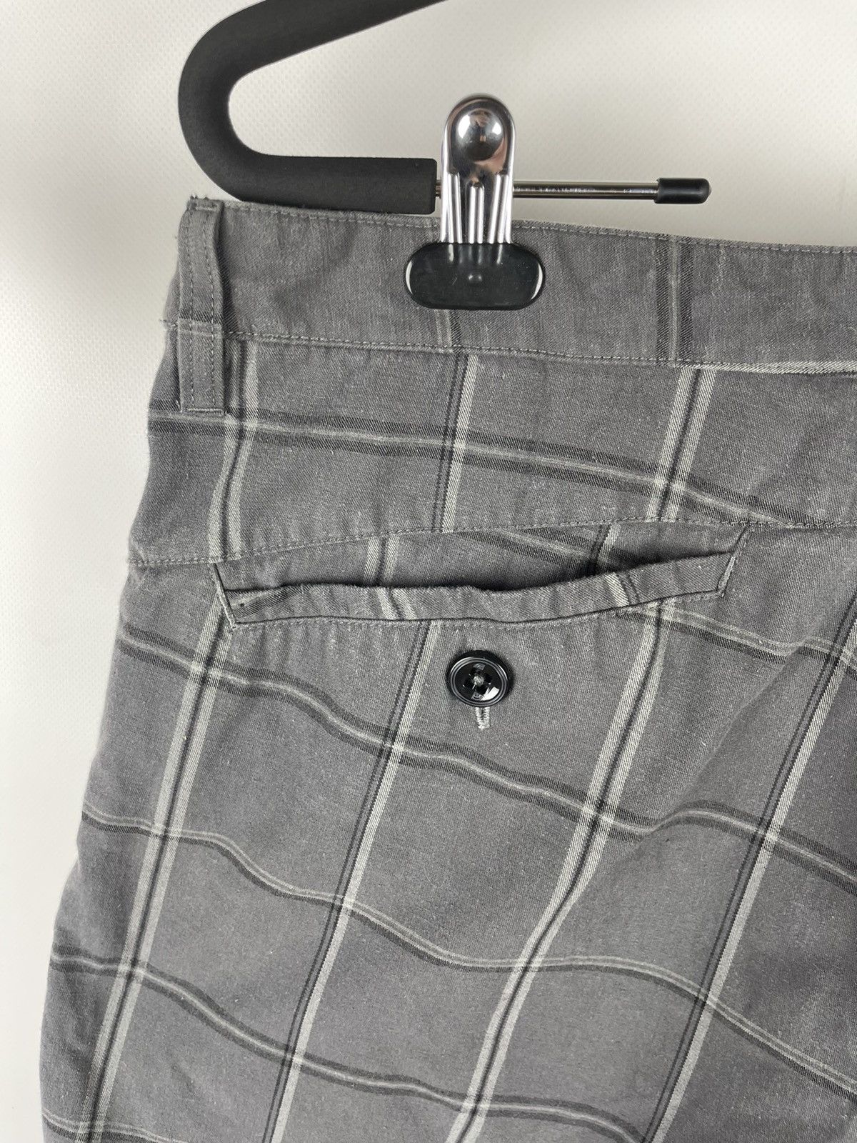 The North Face The North Face grey checkered chino cargo shorts Size US 34 / EU 50 - 7 Thumbnail