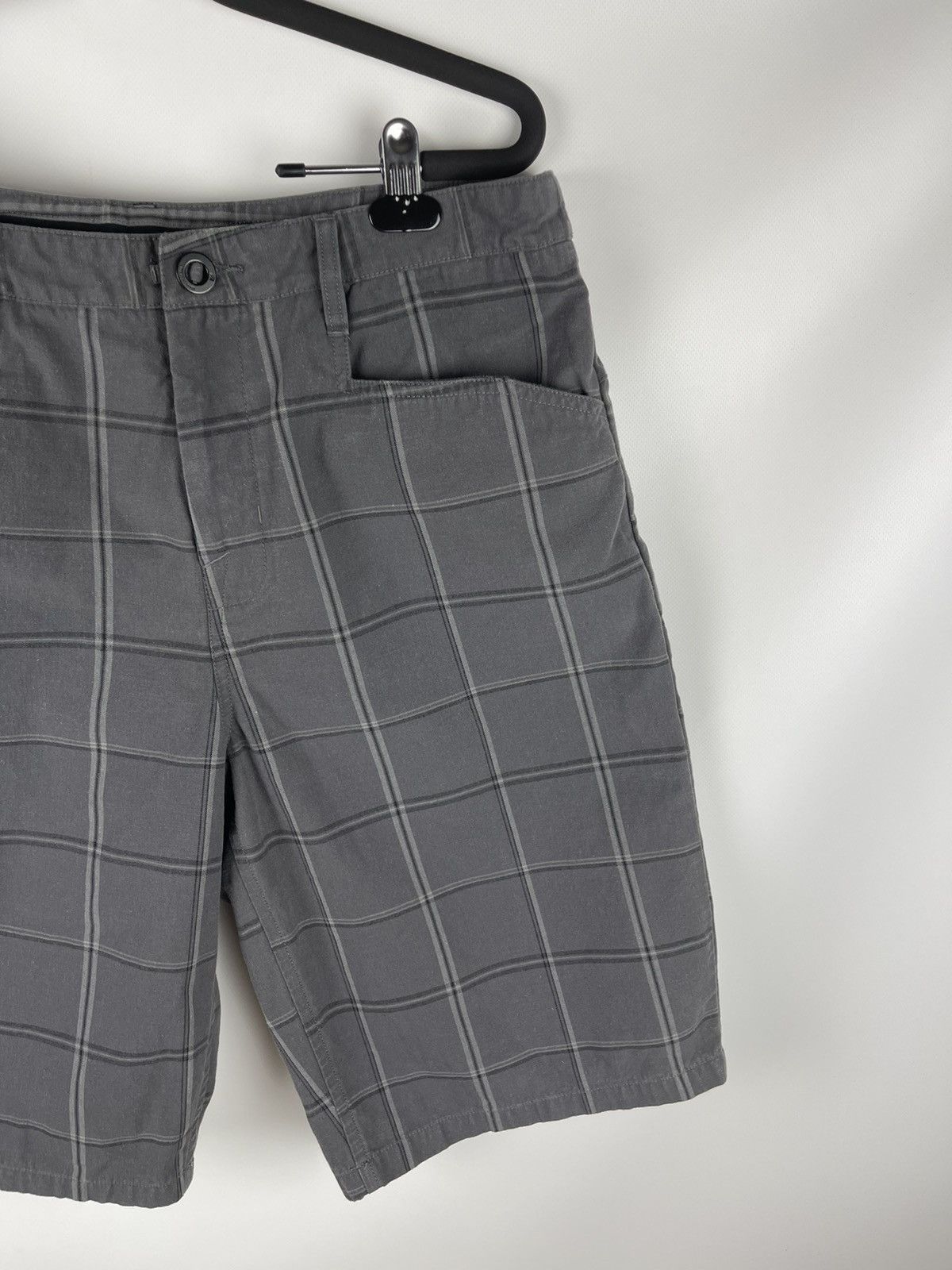 The North Face The North Face grey checkered chino cargo shorts Size US 34 / EU 50 - 4 Thumbnail
