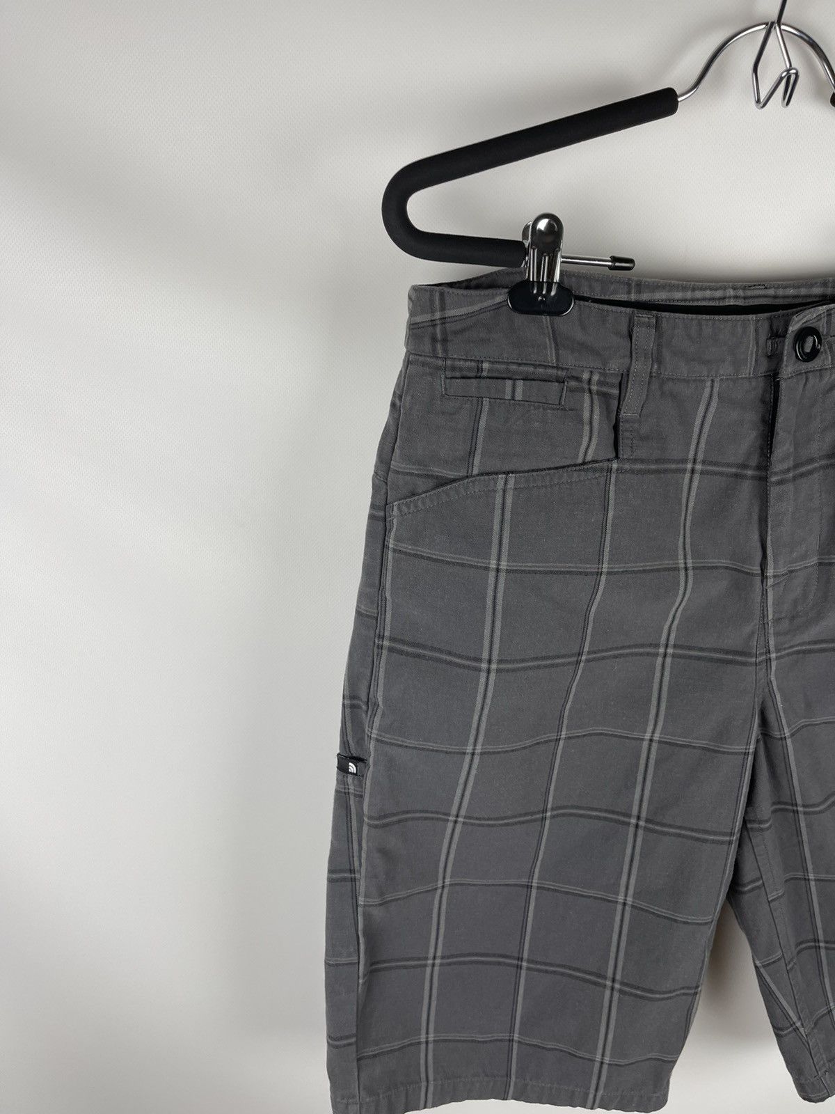 The North Face The North Face grey checkered chino cargo shorts Size US 34 / EU 50 - 3 Thumbnail